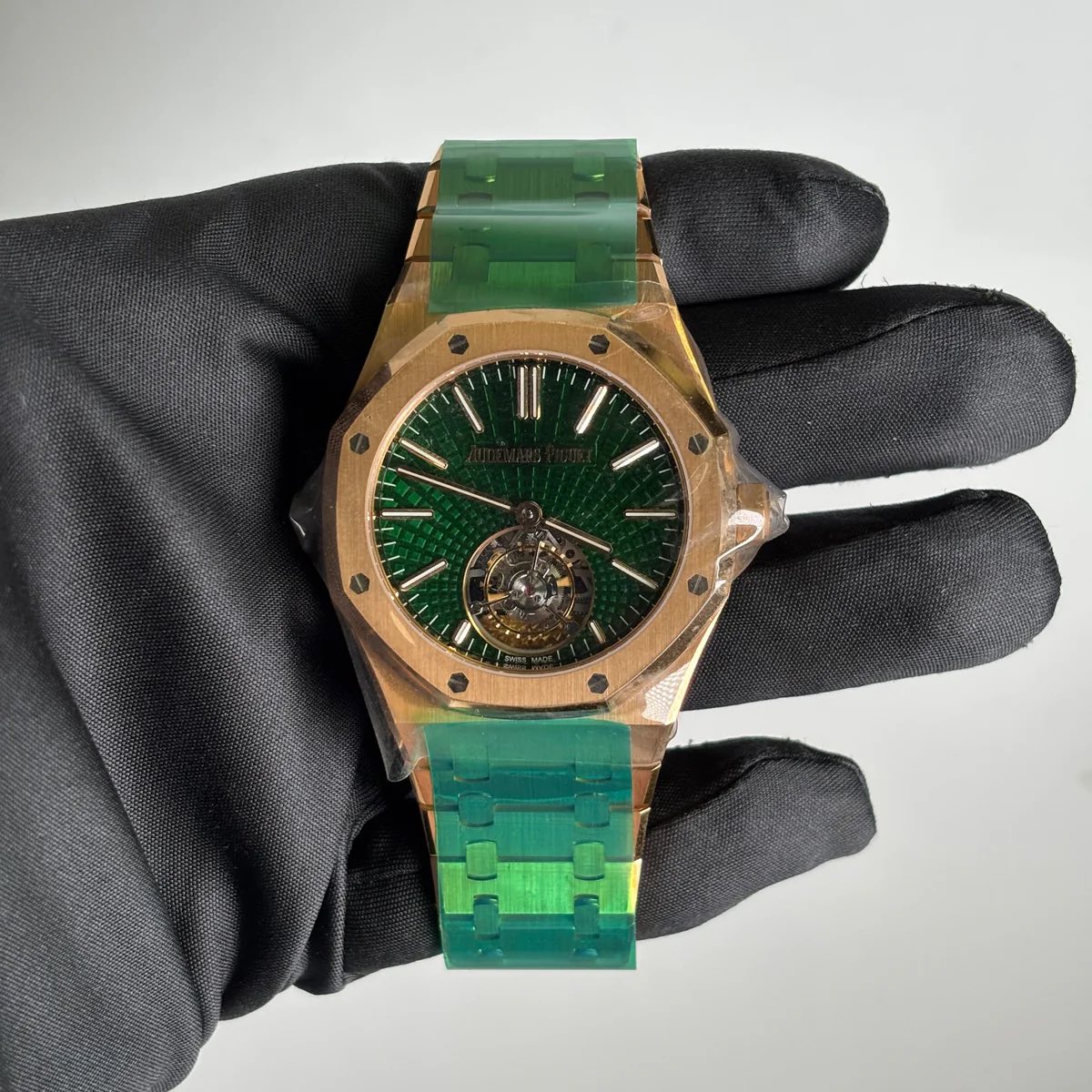 May be an image of wrist watch and text that says 'II C ル'