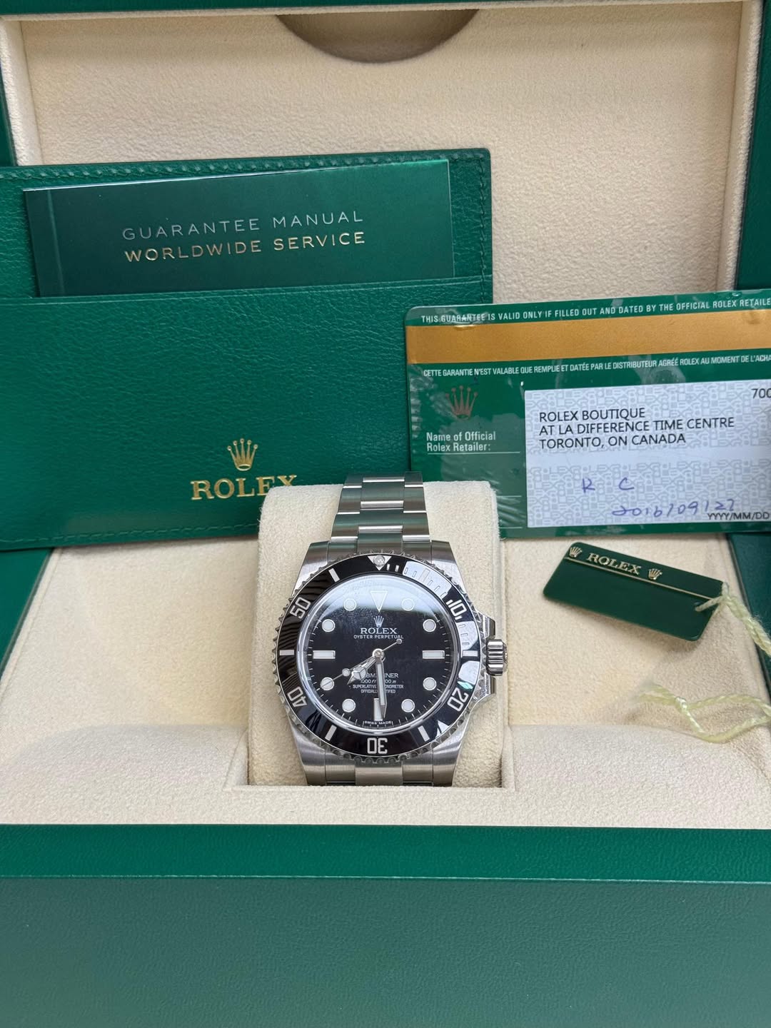 May be an image of wrist watch and text that says 'GUARANTEE GUARANTEEMANUAL GUA MANUAL WORLDWIDE WORLDWIDESERVICE DE SERVICE FILLED DATED THE FFICIAL ROLEX RETAIL aaH NALABLE…