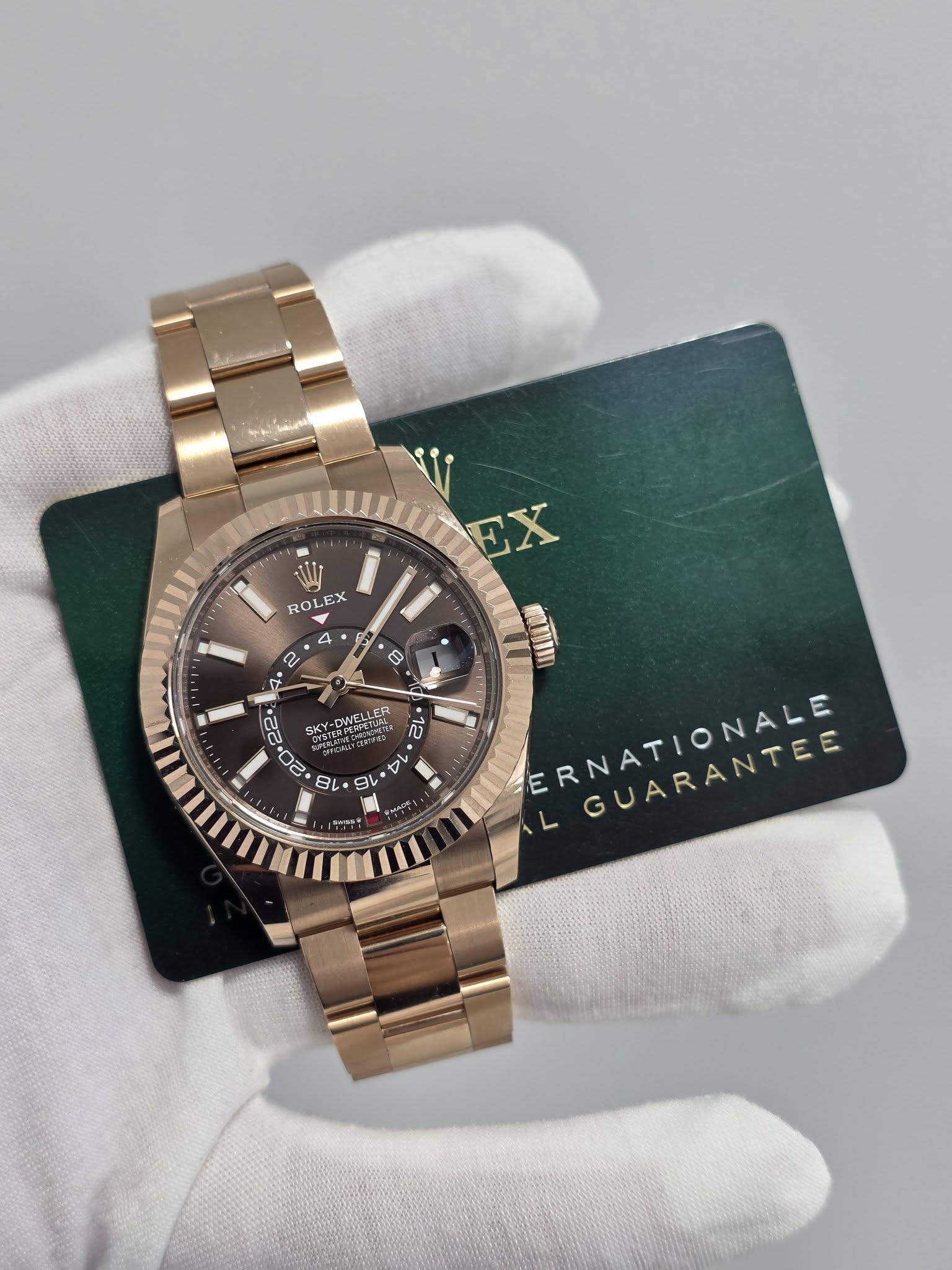 May be an image of wrist watch and text that says 'EX RO EXX 4 * 2 D 8 22 ይክር KY-ONELLE Y-ONELLER ሚዚመያያር *ኢዋርን e 12 20 7 Bレ 1 194 M 4 mm ERNATIONALE E GUARANTEE'