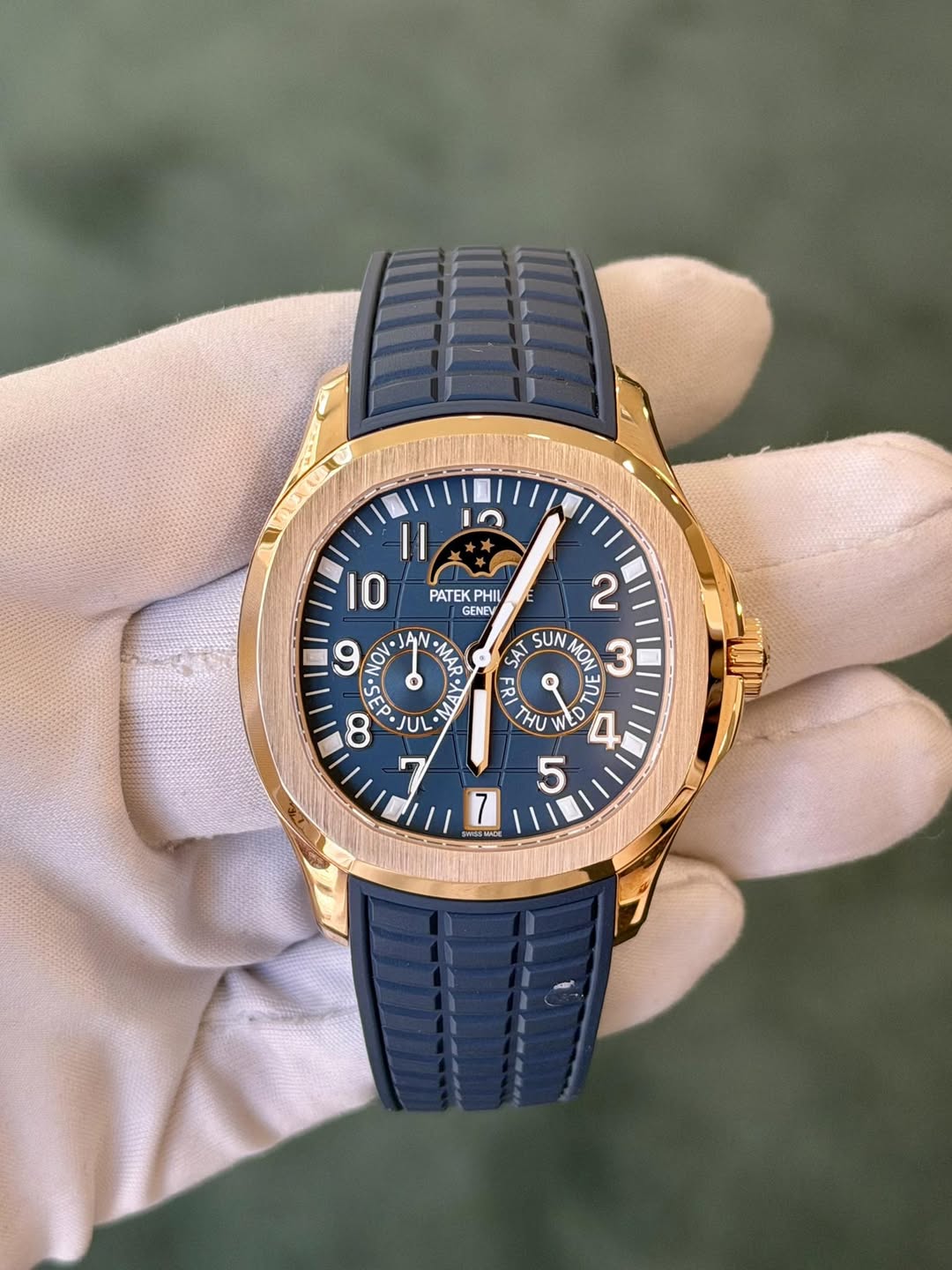 May be an image of wrist watch and text that says 'م PATEK PHIL GENEY MA 10 9 م Νον O 5 V.SEP 8 2 UL 2 AT SUN MON 3 刀 2 HU MED ٥ 5 7 WMACE'