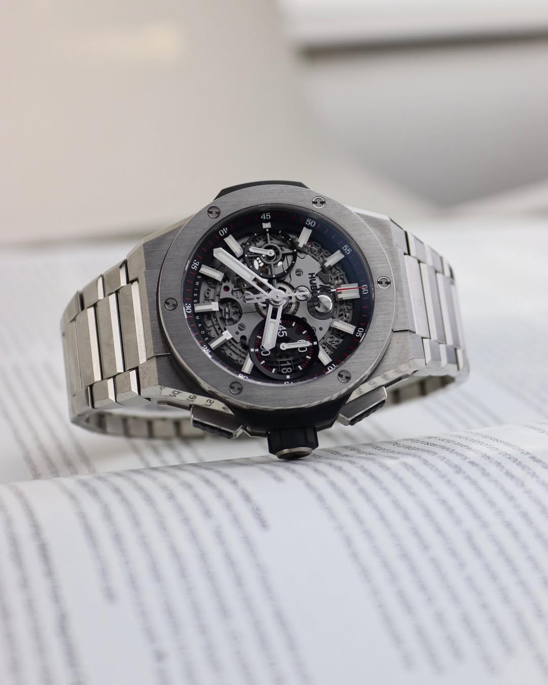 May be an image of wrist watch and text that says '5B 55 30 G0 5 90 Me 1م'