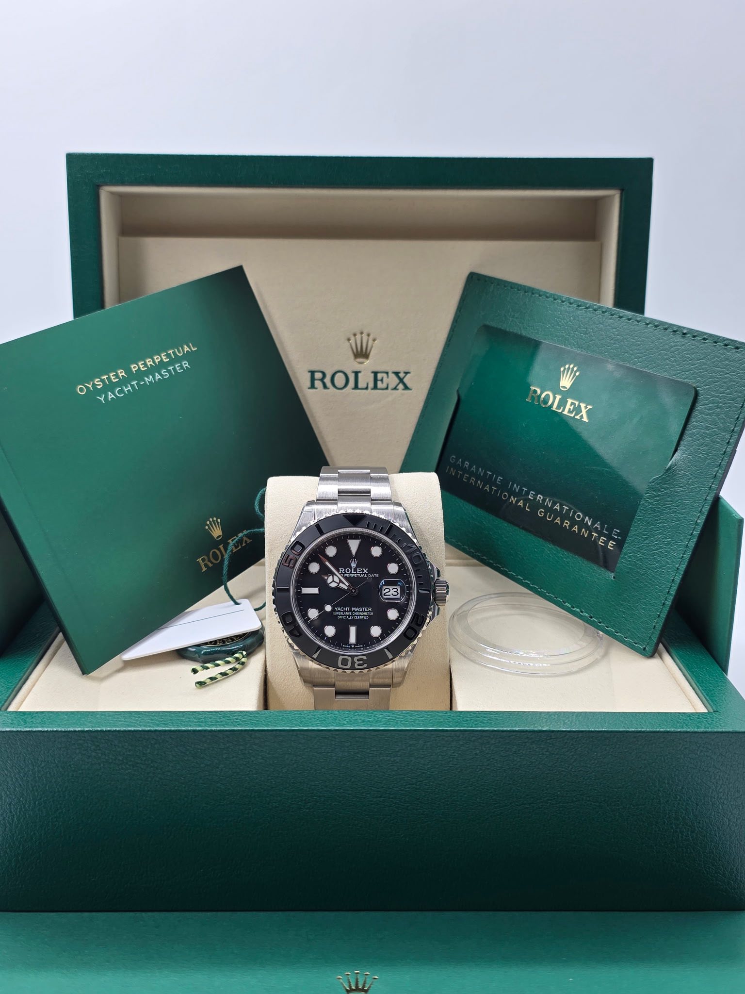 May be an image of wrist watch and text that says 'PERPETUAL MASTER OYSTER OYSTERPERPETUAL YACHT-HASTER ACHT ACHT-MASTER ROLEX ROLEX POLEX d 23 EGUARANTEE ERNATIONALE つめう'