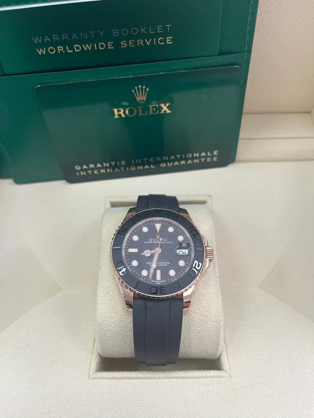 May be an image of wrist watch and text that says 'WORLDWIDE WORLDWIDESERVICE WORLD ERVICE Wiz RO GARAN INTERI NALE DUARANTEE A 品... IEIE TLATE OL 吉 ก E 2r 4'