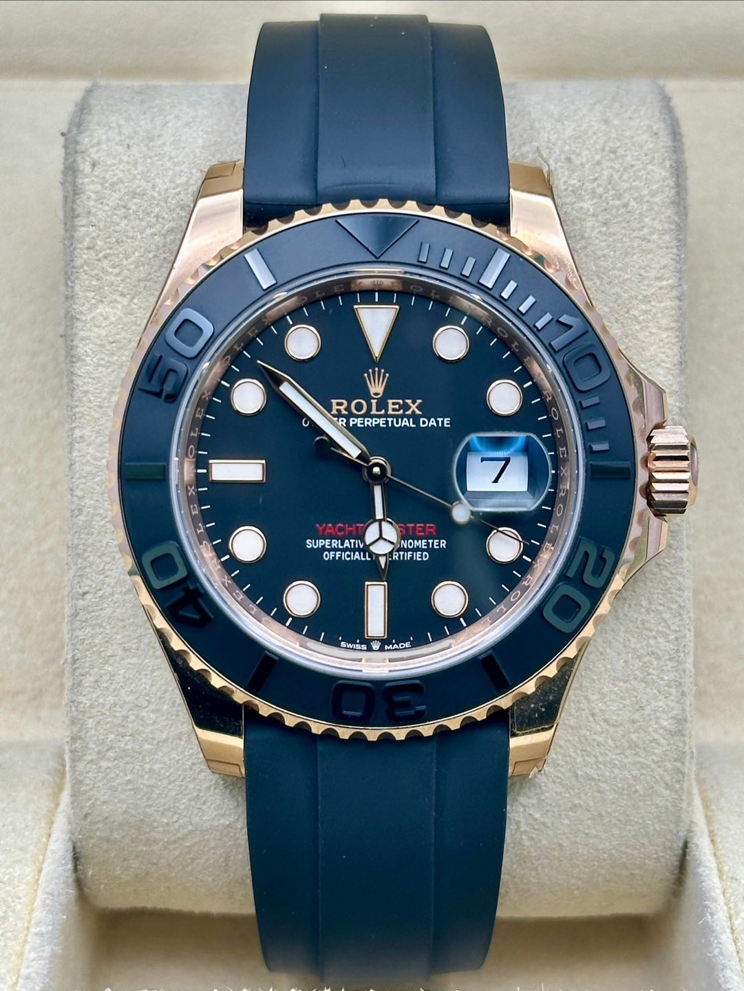 May be an image of wrist watch and text that says '0 ROLEX R R PERPETUAL DATE 7 7 SUPERLATIV OFFICIALL FICIALL CIALL O NOMETER TER RTIFIED 北 お SWISs MADE'