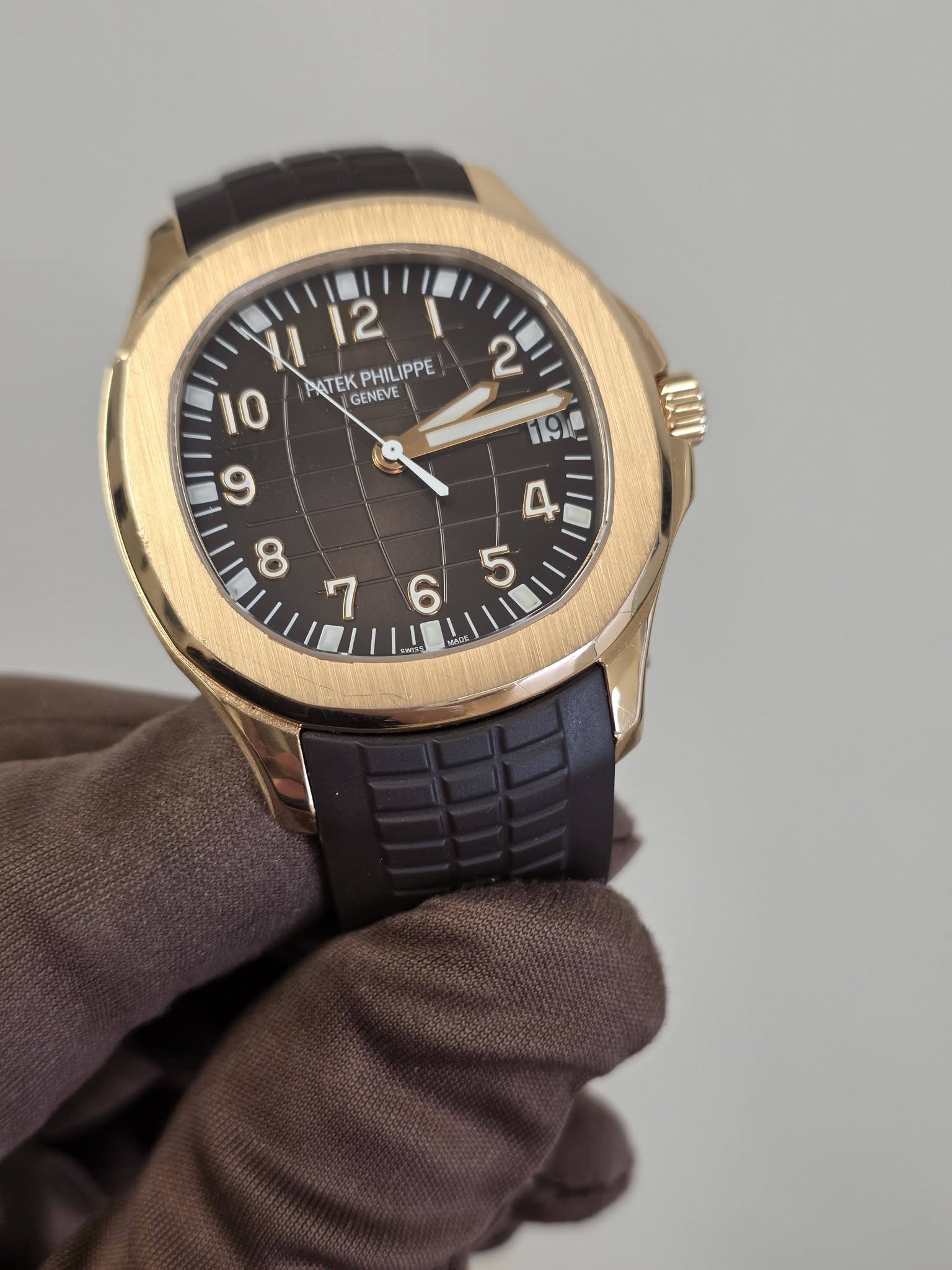 May be an image of wrist watch and text that says 'U 12 12 10 PATEK PATEKPHILIPPE TEK GENEVE PHILIPPE 2 6 ထ 7 三 ノチ 1110/1 5 6'