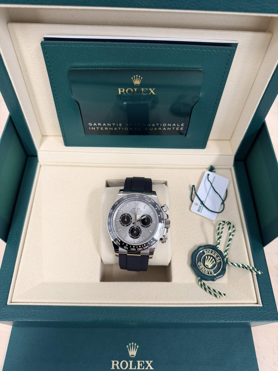 May be an image of wrist watch and text that says 'W ROLEX EX ROT GARANTI TIONALE Fx ROL S Hgg ROLEX W E GENEVE ROLEX'