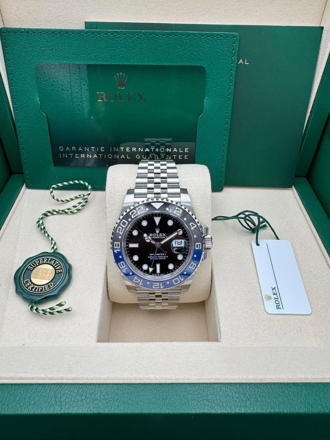 May be an image of wrist watch and text that says 'AL GARANTIE ARANTIEINTERNATIONALE NTERNATIONALE INTERNATIONALGUAIRANTEE NAL GUABANTE NTERNAT 2 C II0 SUPERLATIA RTIFIED 8 10 12 빵…