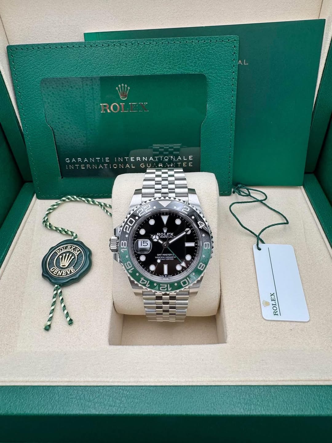 May be an image of wrist watch and text that says 'ROLEX ROI GARANTIE INTERNATIONALE GARANTIEINTERNATIONALE LALE TERNATIONAL INTERNATIONALGURRMTEE GU ONAL RANTEE ن 4 20. ህህትሽ 看…