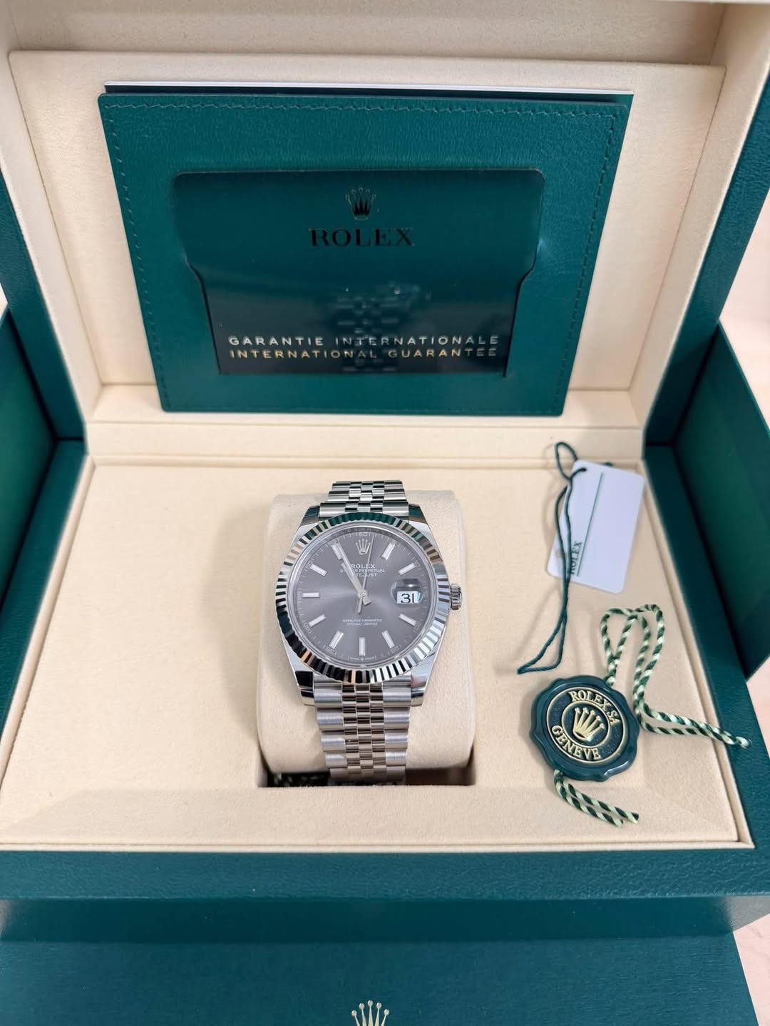 May be an image of wrist watch and text that says 'GARANTIEINTEANATIONAL INTERNATIONALGUARANTED GUARANT GARANTIE NTERNATIONALE 모뉴 31 សខត្តរូ ভালর தும் ROL BOLEX 은 GENEVE WT'