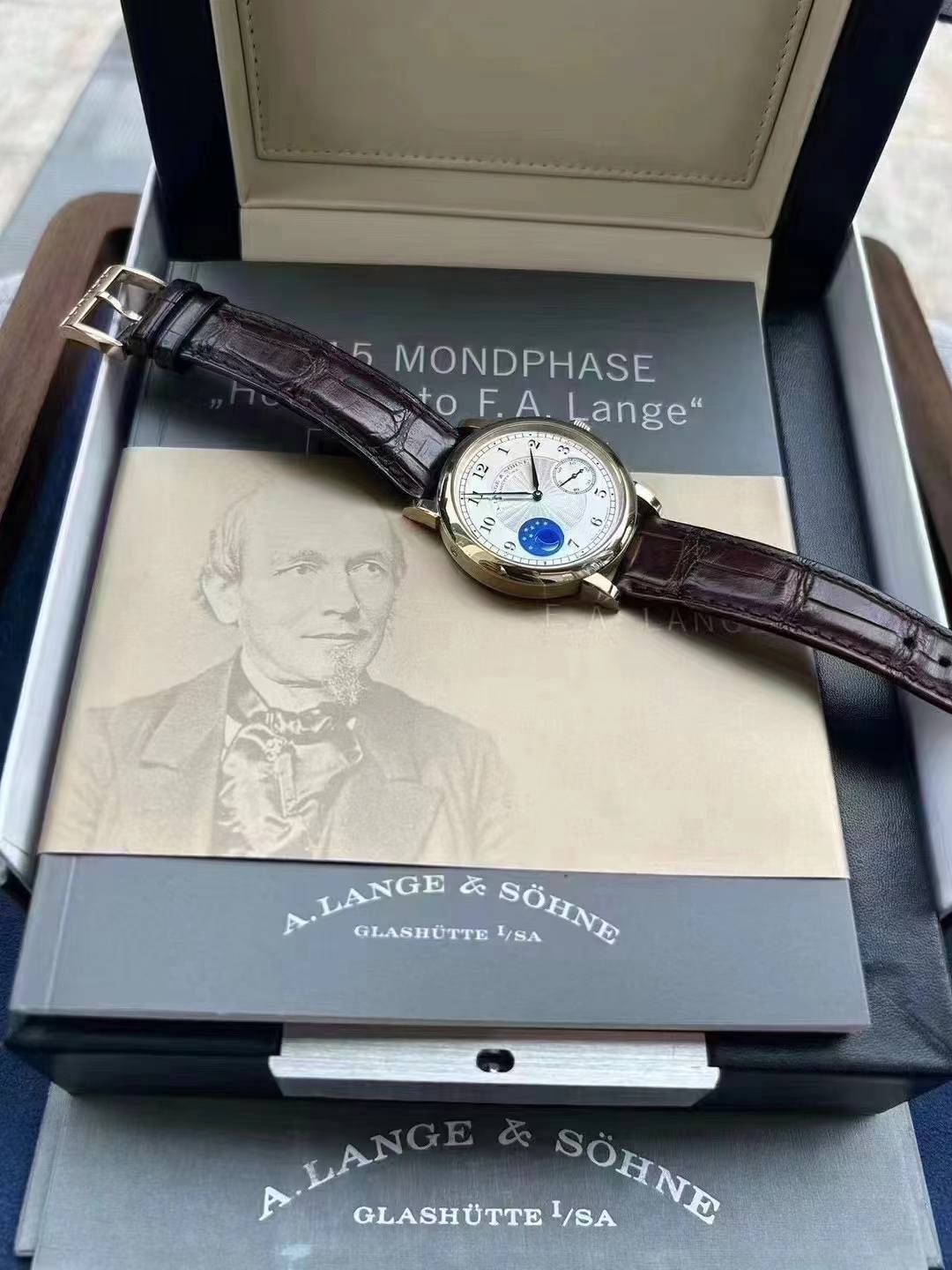 May be an image of wrist watch and text that says '5 MONDPHASE +OF.A. +oF.A.Lange" A. kange" F. ማ 五 သာ O 김범 ! LANGE LANGBSOEN 亥 GLASHÜTTE I/SA SÖHNE SÖHNE A.LANGB A ALAN GLASHÜTTE…
