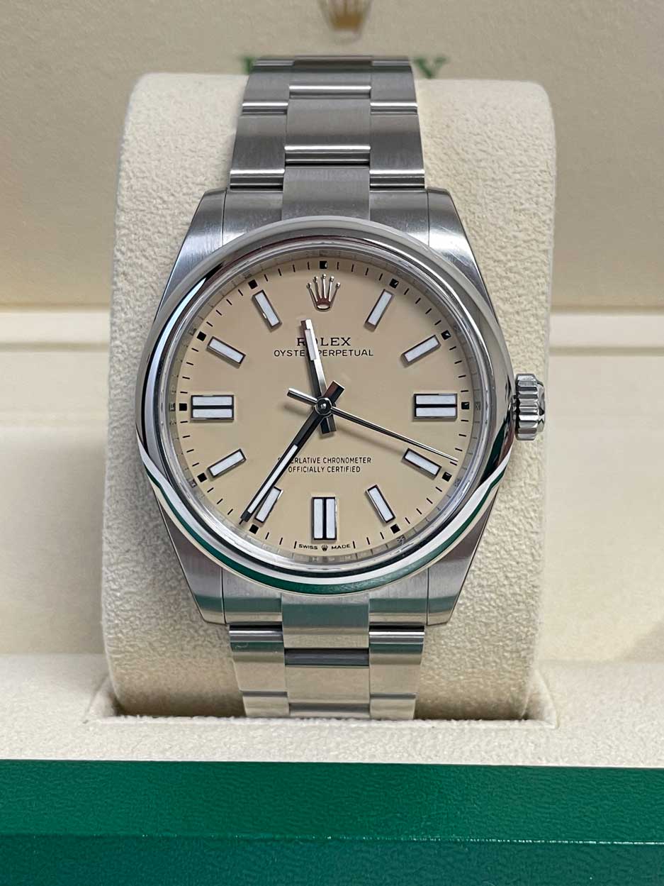 May be an image of wrist watch and text that says 'I 1ly OYST LEX ERPETUAL សាវា RLATIVE CHRONOMETER OFFICIALLY CERTIFIED L II - /SwIss ADE MADE! DE'