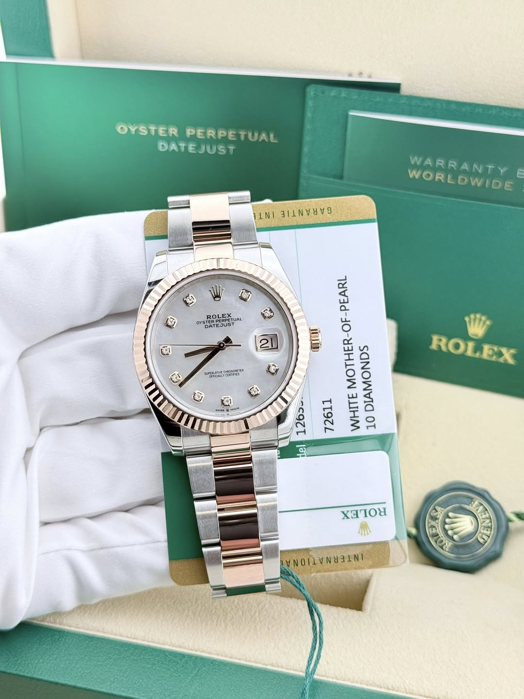 May be an image of wrist watch and text that says 'OYSTER PERPETUAL OYSTERPERPETUAL TUAL DATEJUST INI BAAAANAG WARRANTY WORLDWIDE S ROLEX אבבת STERPENESY S ם 21 SPTPHd ล G e C E…