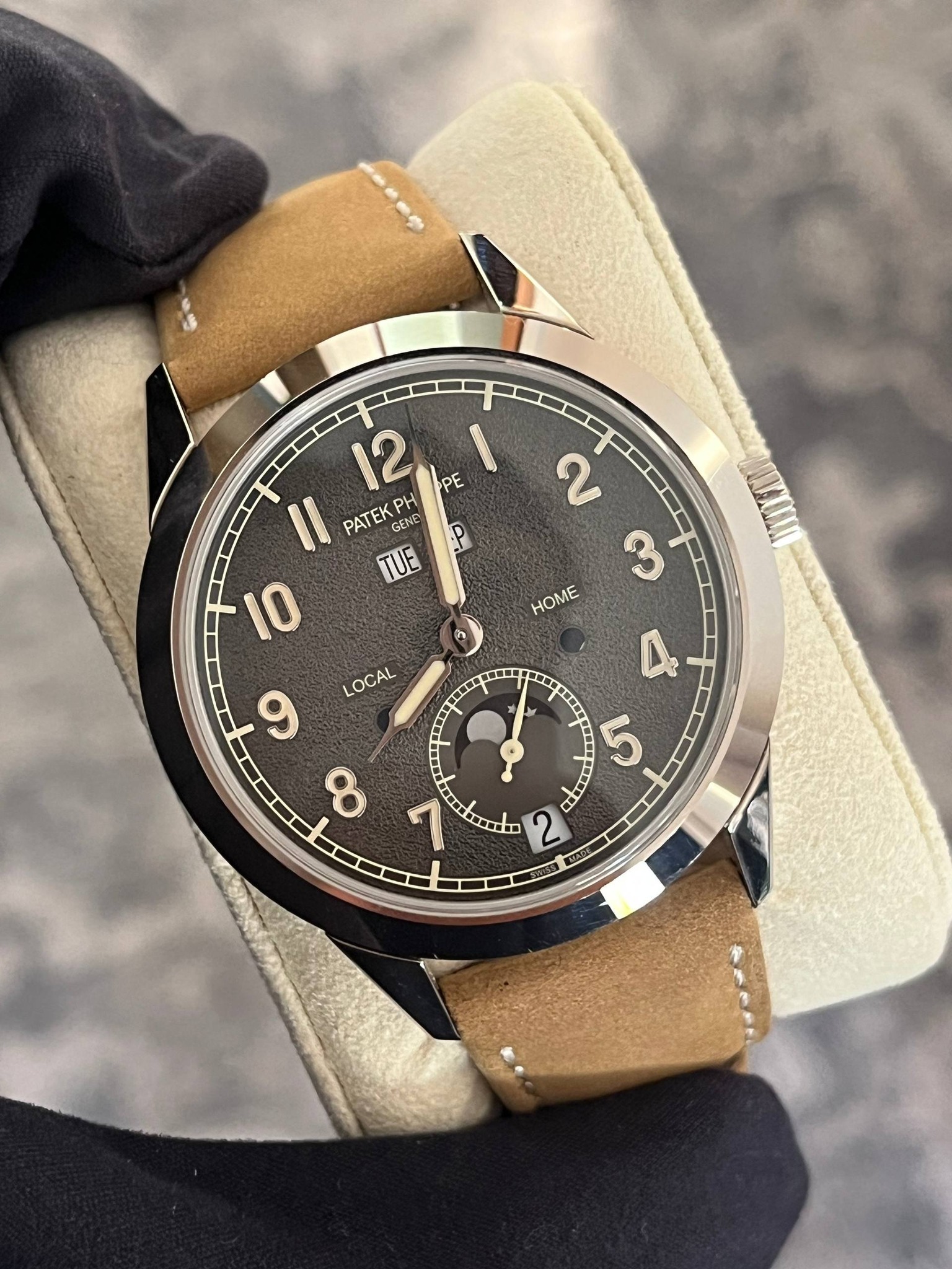 May be an image of wrist watch and text that says '12 PE PATEK GENE TUE 10 က HOME LOCAL و ထိ De I II B سه 9 8 mdo'