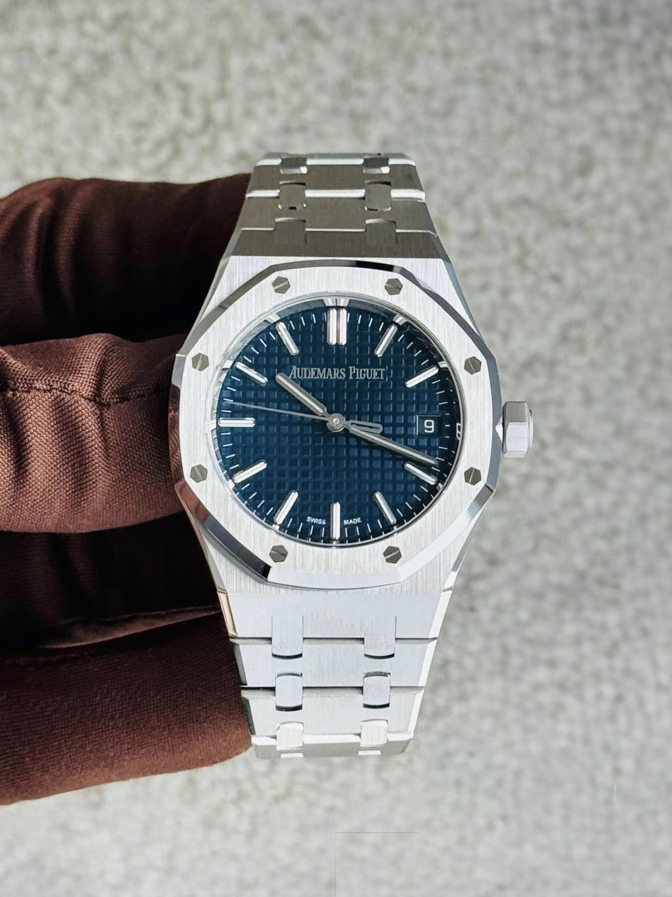 May be an image of wrist watch and text that says 'AUDEMARSPIGUET AUDEMARS PIGUET 日L1品 I 9 9 Dhnse ADE'