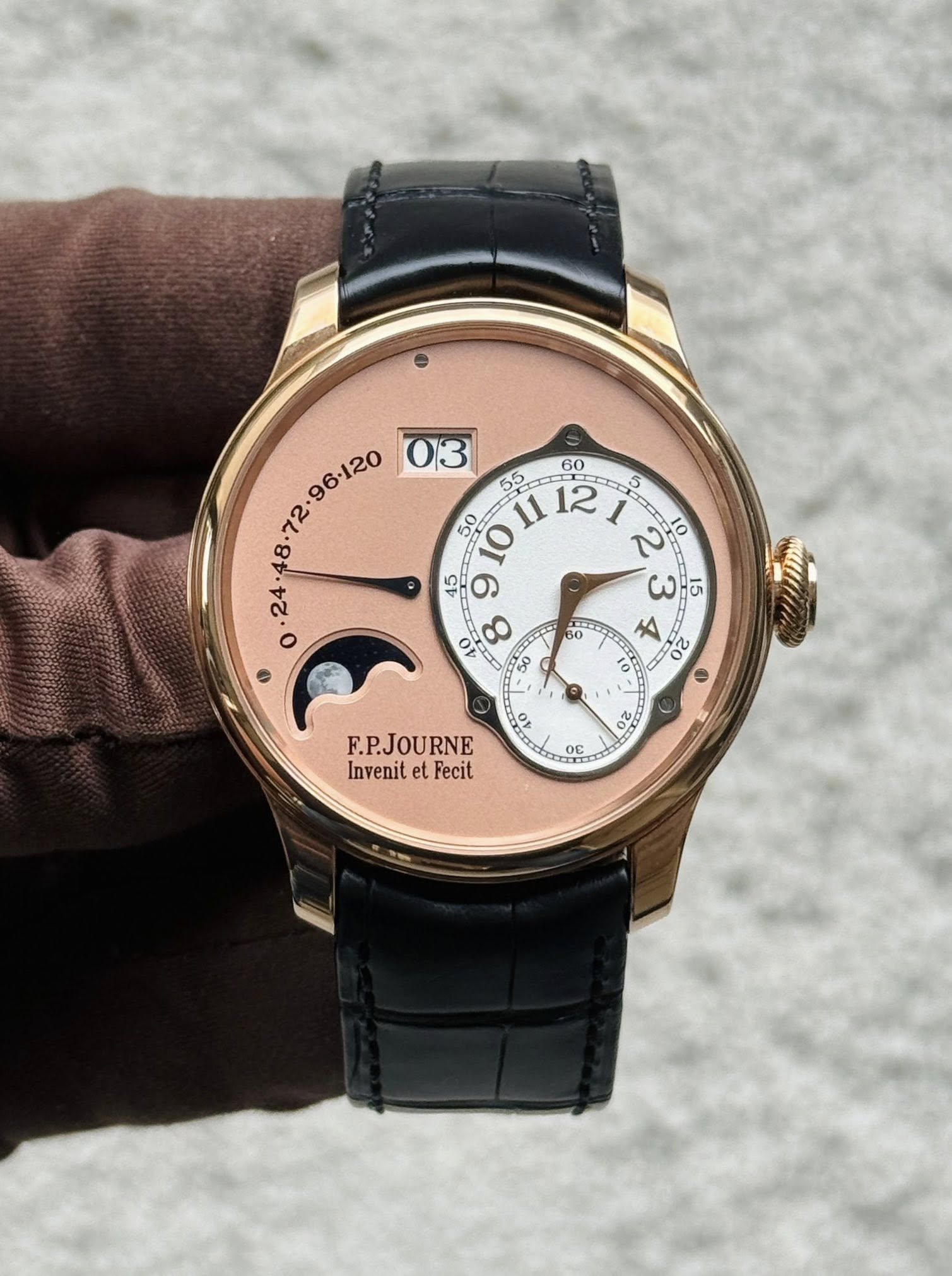 May be an image of wrist watch and text that says ' I 2 10 45 ٥ س 15 0 二 O FO O4 NO 20 F.P.JOURNE Invenit et Fecit DE'