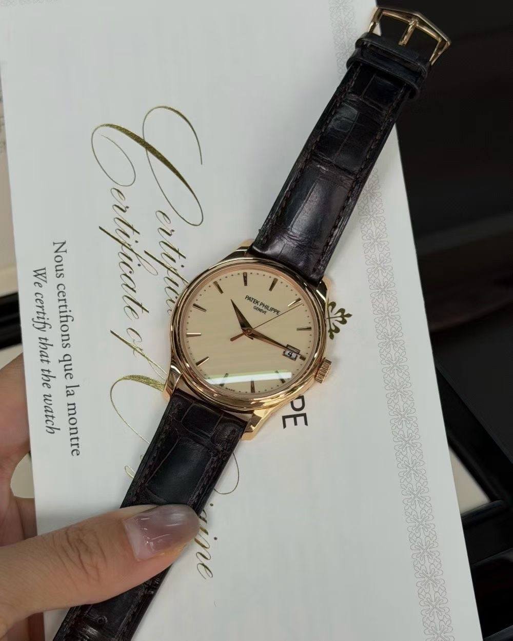 May be an image of wrist watch and text that says 'We Nous certify certifions Ô C Derlificate ertifia I 1 PATEKPH8R NaP N eve that the la que ه watch montre DE gine'