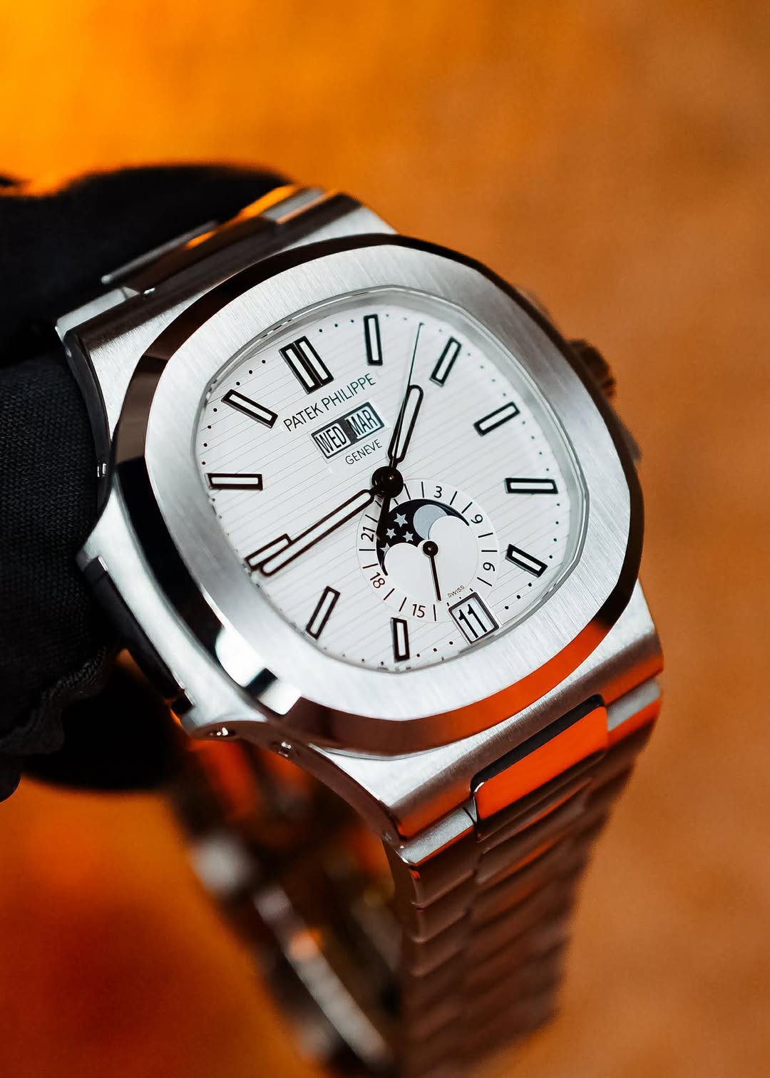 May be an image of wrist watch and text that says 'II I 0 PHIL PHILIPPE PATEK WED ARI I GENEVE l 3 3 9 I 0 9 I H 15 D'