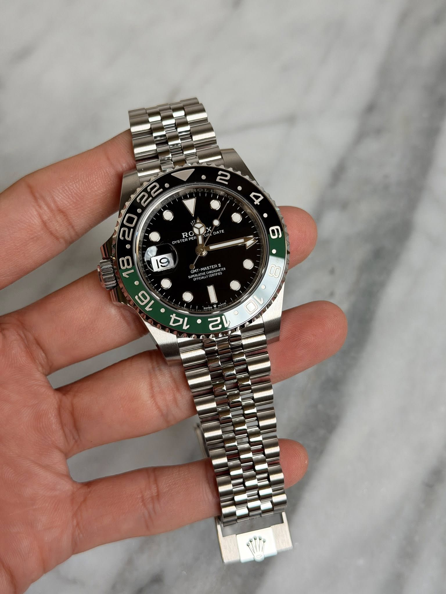 May be an image of wrist watch and text that says '2 R 8 19 무 16 Đì 리 ባ'