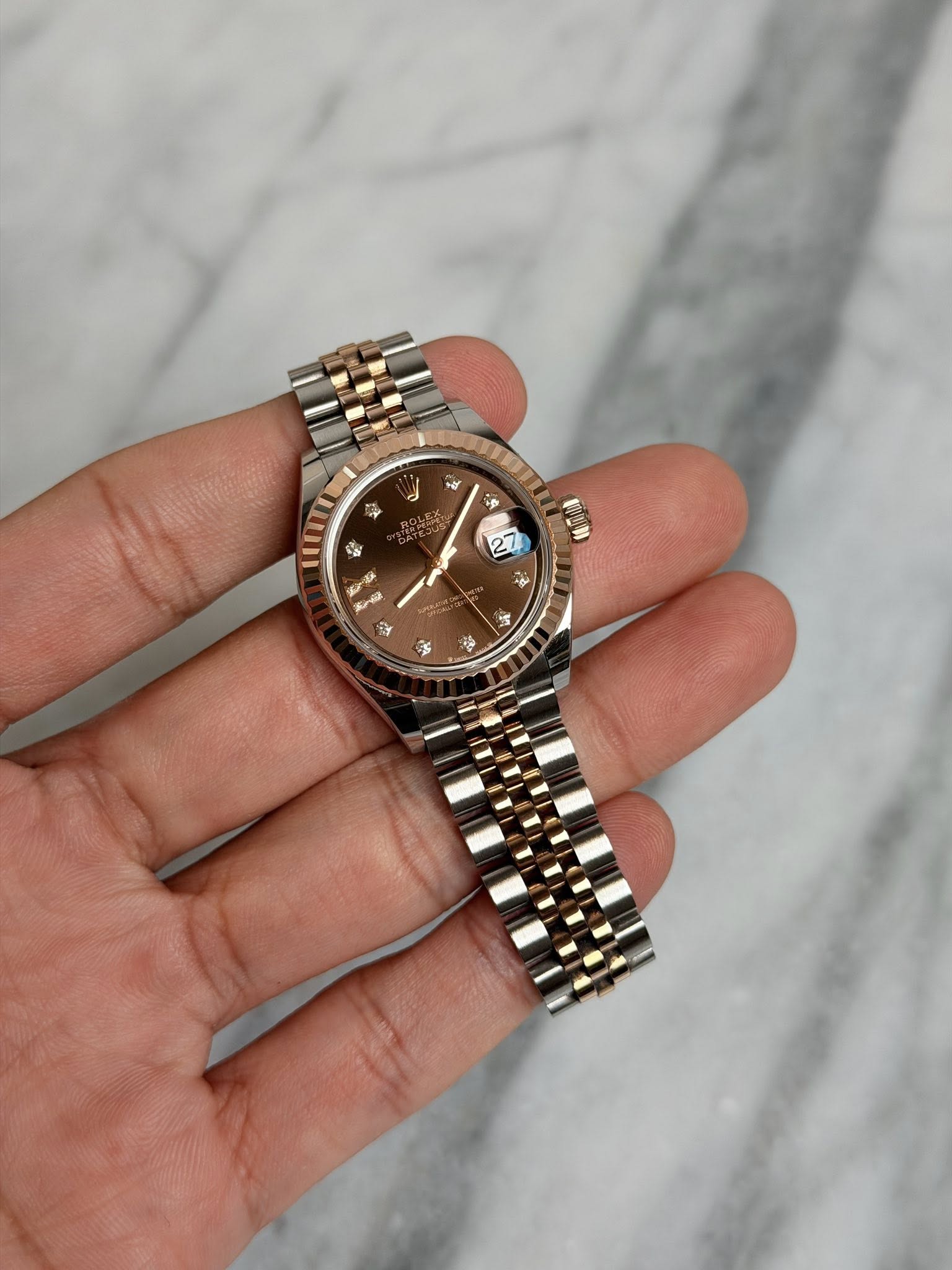 May be an image of wrist watch and text that says '社 J 喜 개 i ふ 夢'