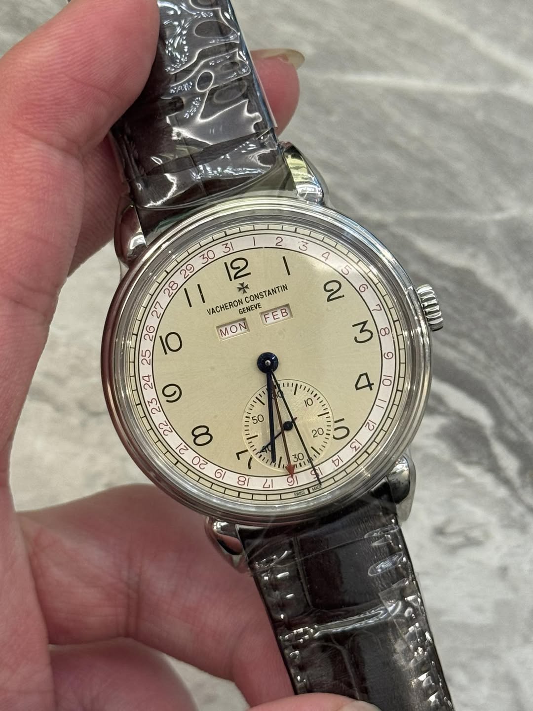 May be an image of wrist watch and text that says 'お名税 ١ 4 5 28 ¥ CONSTANTIN a 6 27 VACHERON GENEVE FEB F MON M ம ១ ស لک 30 IA G รร 0O P 紅'