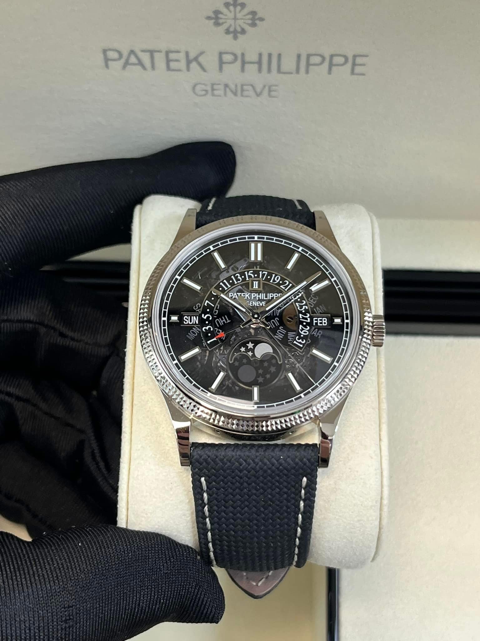 May be an image of wrist watch and text that says '米 PATEK PHILIPPE GENEVE I II ロ I PATEKPHLPP PATCK ATCKPHILIPPE PHII LIPPO -ENEVE م۲ 5 ب ン GEB 29 TE SUN 5 က'