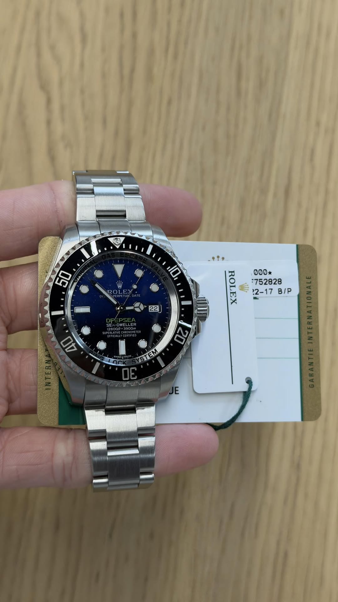 May be an image of wrist watch and text that says 'NE 50 o RO OL 10 เฟ +t. ROLEX 12-17B/P :2-17 B/P 000* : া - 二 ጣ M'