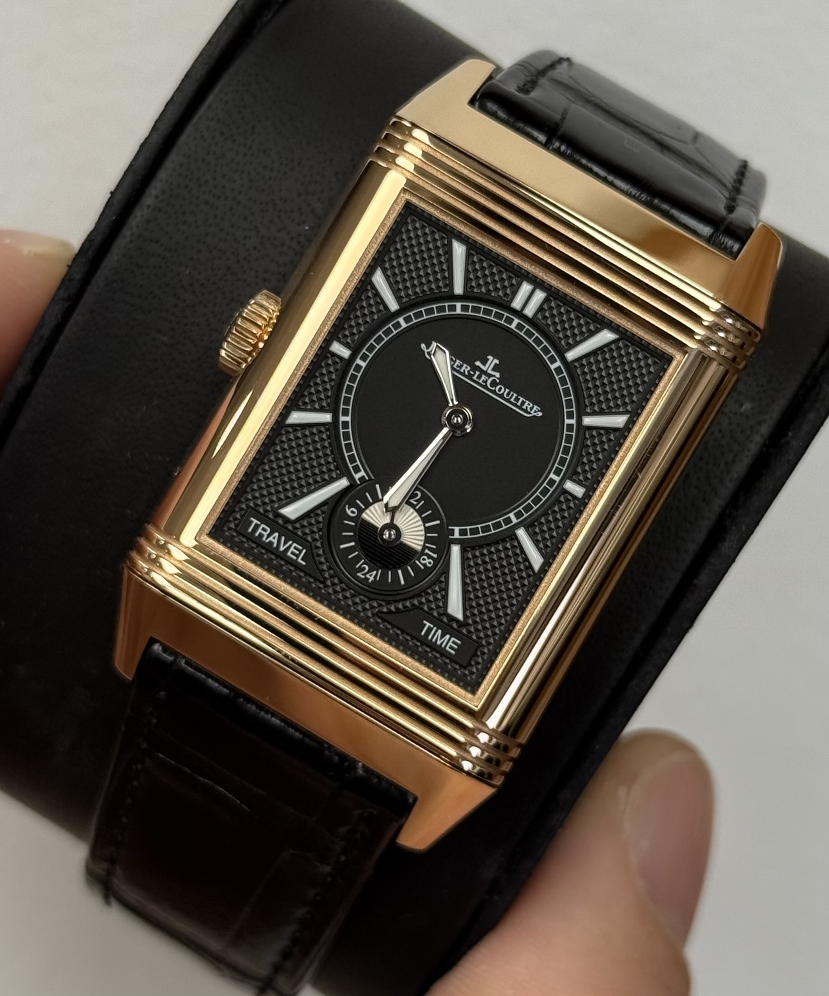 May be an image of wrist watch and text that says '無 一子 ER R- R-LE MECOULTRE JC LECOULTRE หำลี 6 21 I as TRAVEL 00 24 TIME'