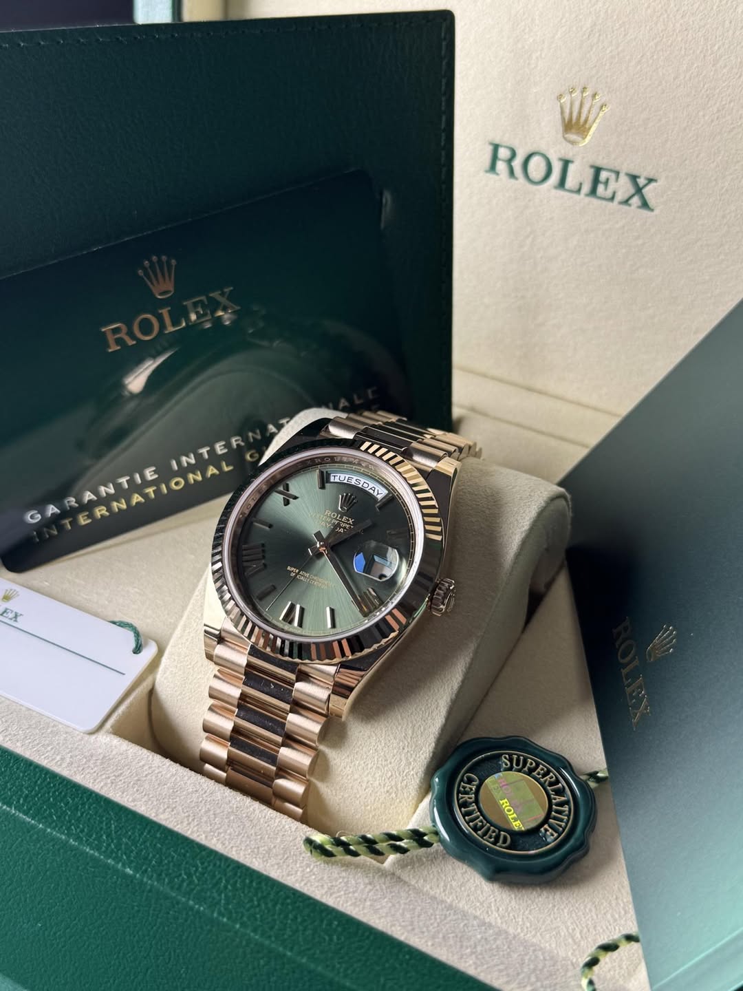 May be an image of wrist watch and text that says 'ROLEX GARANTATIONAL INTER TERNATIONAL TIE TUES TUESDAY DAY ROLEX yスイースト 1 ه ROLE'