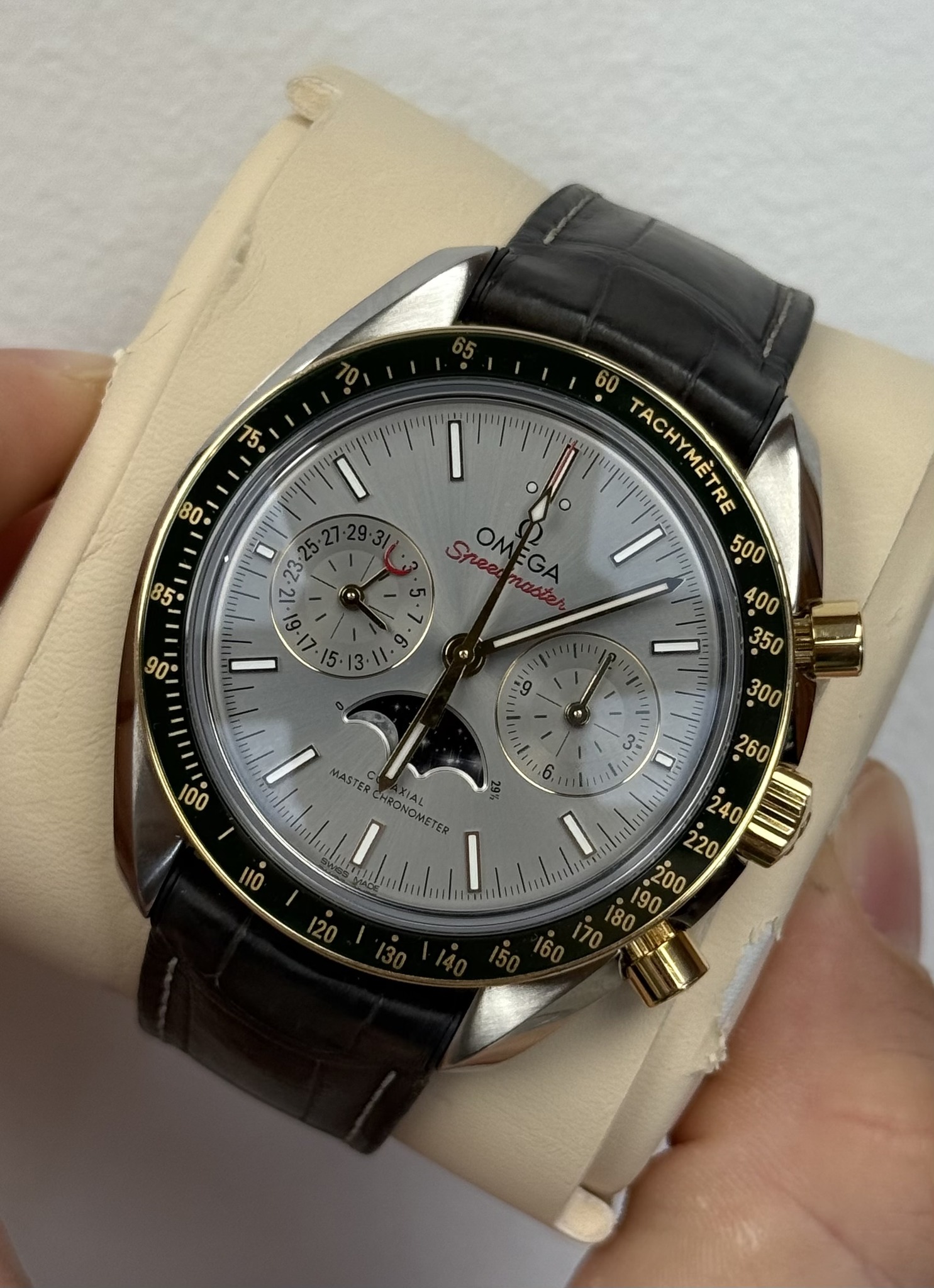 May be an image of wrist watch and text that says 'ي 00 G 23 Sneet 60 TACHYMÈTRE ml111 00 i 24 ៣ ٤= 5 = 6 0/ه Ea AXIAL ONOMETER MASTER I ٥ن a0 '
