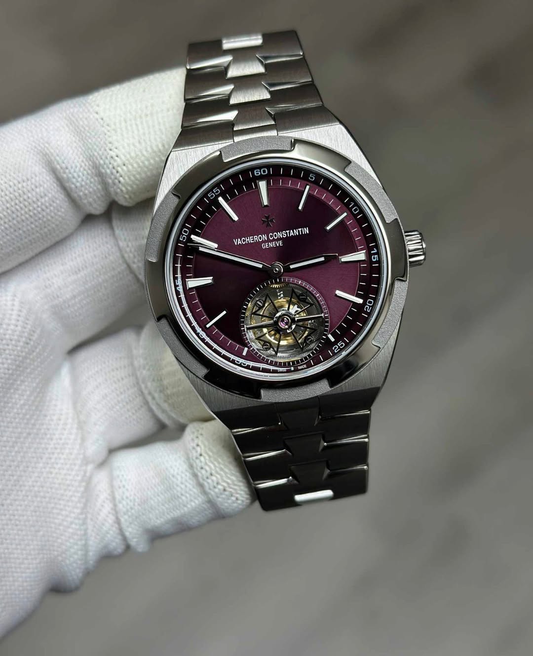 May be an image of wrist watch and text that says '60 55 ' 8 VACHERON GENEVE CONSTANTIN 50 ਤો 15 4 00 O 102 S5'