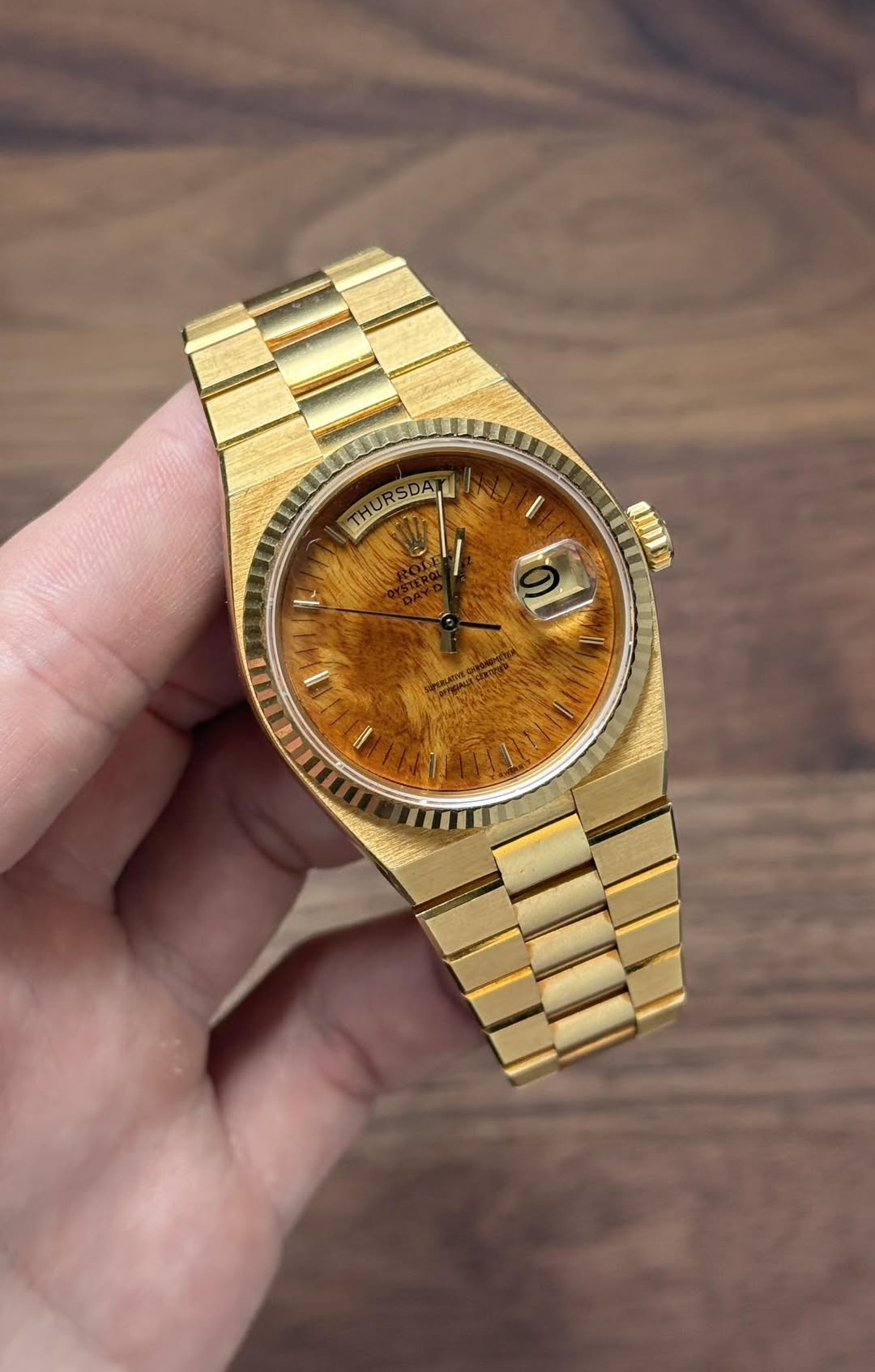 May be an image of wrist watch and text that says 'ΤΗ THURSUAT 4٦ しかん -l الل S'