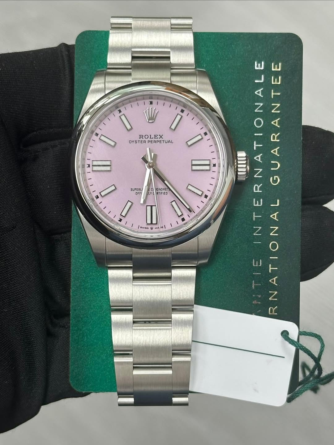 May be an image of wrist watch and text that says 'ROLEX EX OYSTER OYSTERPERPE PERPETUAL UAL M SUPERL/ IDMOMET 젠지 TIFIED I DAUSS aS H HAW জ IIII ATIONALE GUARANTEE INTERNATIONALE N…