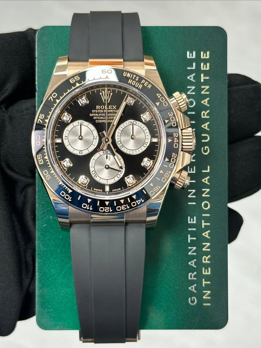 May be an image of wrist watch and text that says ' ROLEX OOSTU EX UISTERP .RPETU OFFICIALL CERTI CERTZ COSMOERA RAY E0 O 40 9λ FC SWIES UNITS HOUR PER 400 240 O PERITIONALE…