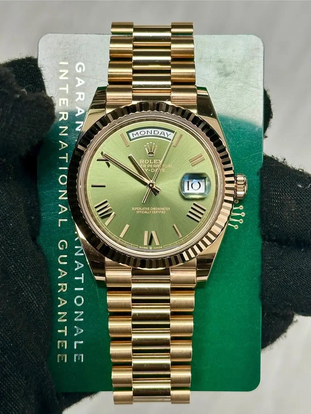 May be an image of wrist watch and text that says 'MONDAY AY ROLEX RPERFLTL ERF TUAL PERP ロ品 D味 II 10 SUPERLATINE CHRONCHETER OFFICUALLT UPERLATNECHRONEMETI OFFICUALLTCERTIFIED…