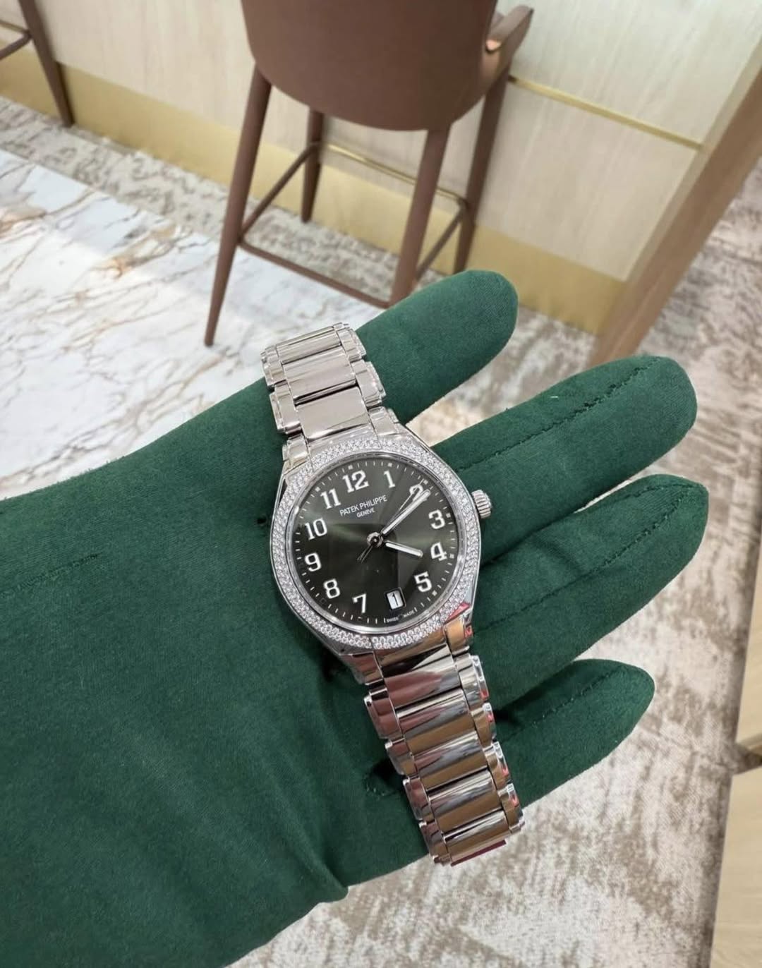 May be an image of wrist watch and text that says '11 112 SCPHELPPE 12 1 PATE PHLIPPE POVE 10 9 8 um 3 म 5 1 7 1 د'