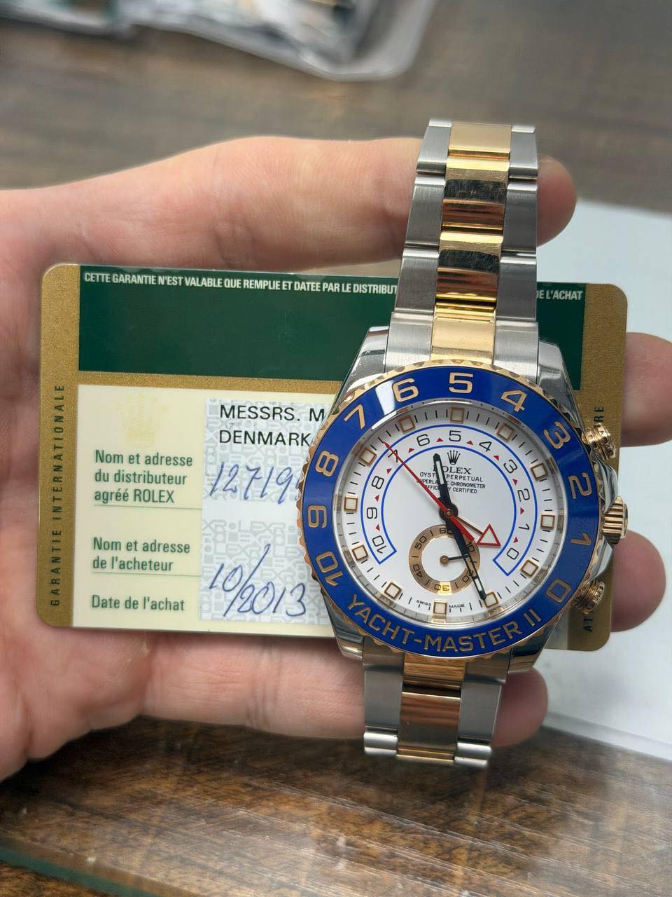 May be an image of wrist watch and text that says 'CETTE GARANTIE N'EST VALABLE QUE REMPLIE ET DATEE PAR UTECHNTERETWULEOFEREITE DISTRIBUT JEL ACHAT 6 5 6 5 MESSRS. M DENMARK…