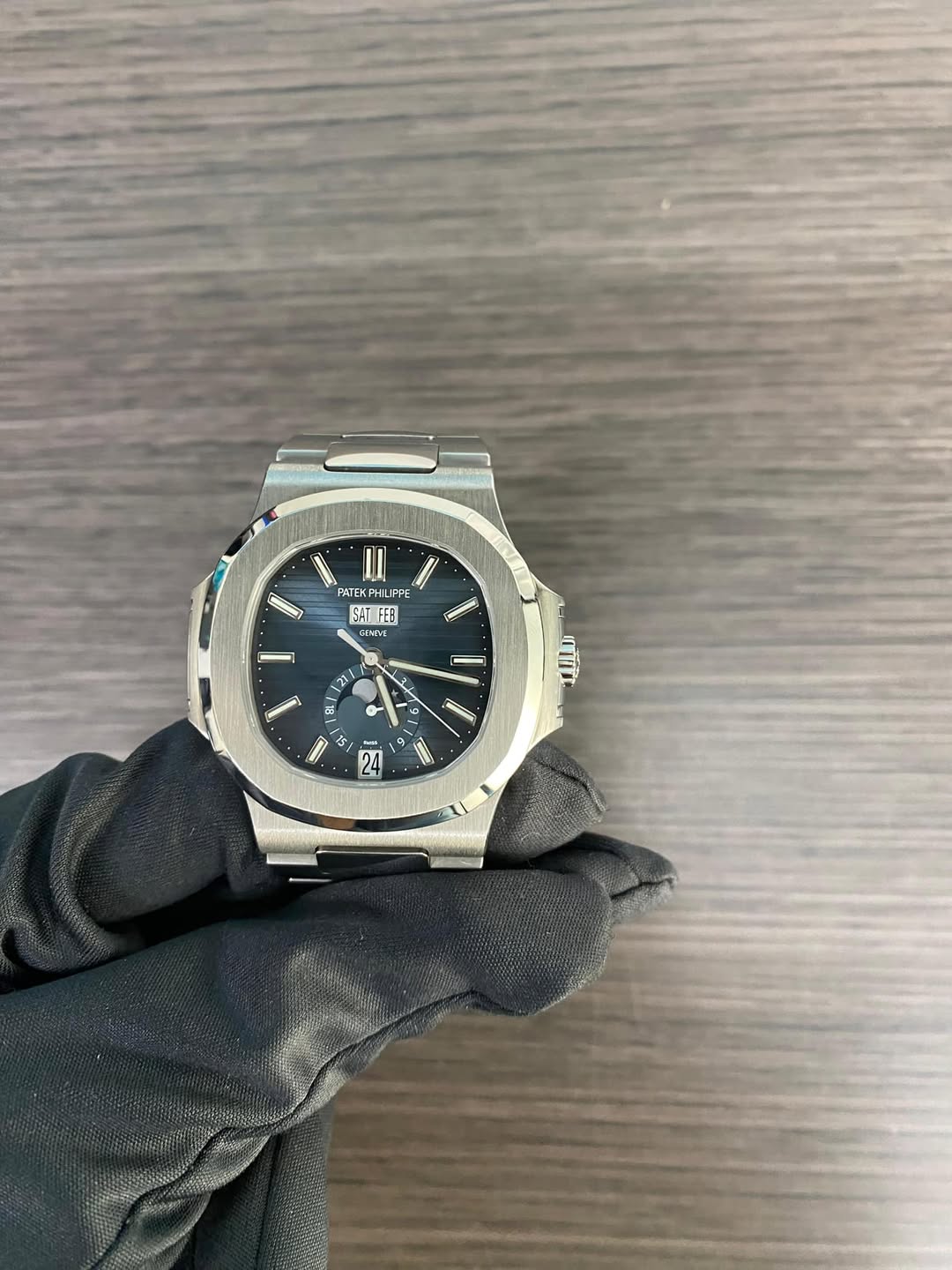 May be an image of wrist watch and text that says 'FATEK PH PHILI LIPP PHILIPP PPE S4TFEB 541 IEF 瀹氬伐 21 21 21 u 1 - - 佟 a'