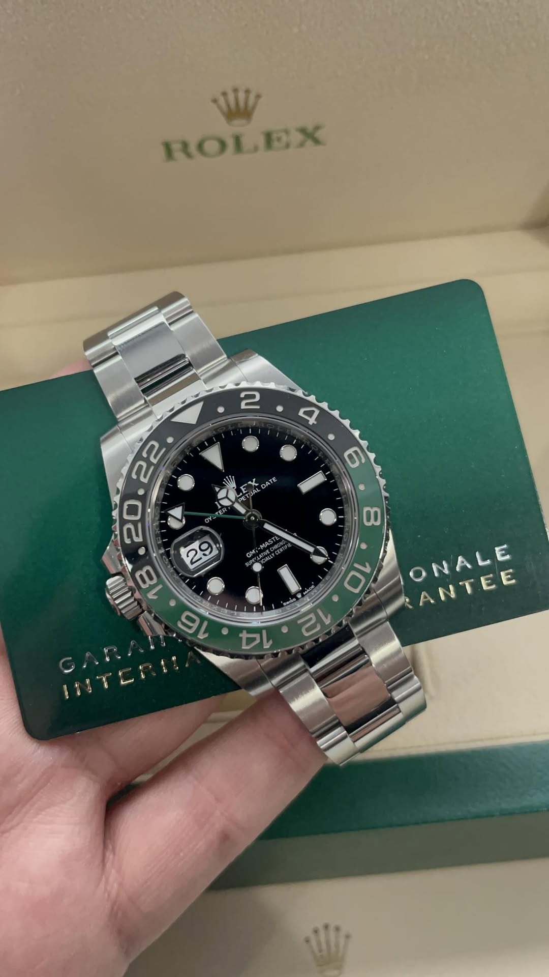 May be an image of wrist watch and text that says 'W ROLEX 2 4 - 6 Y DATE KT 22 つ ر 18 16 8 N 10 a ONALE ANTEE 14'