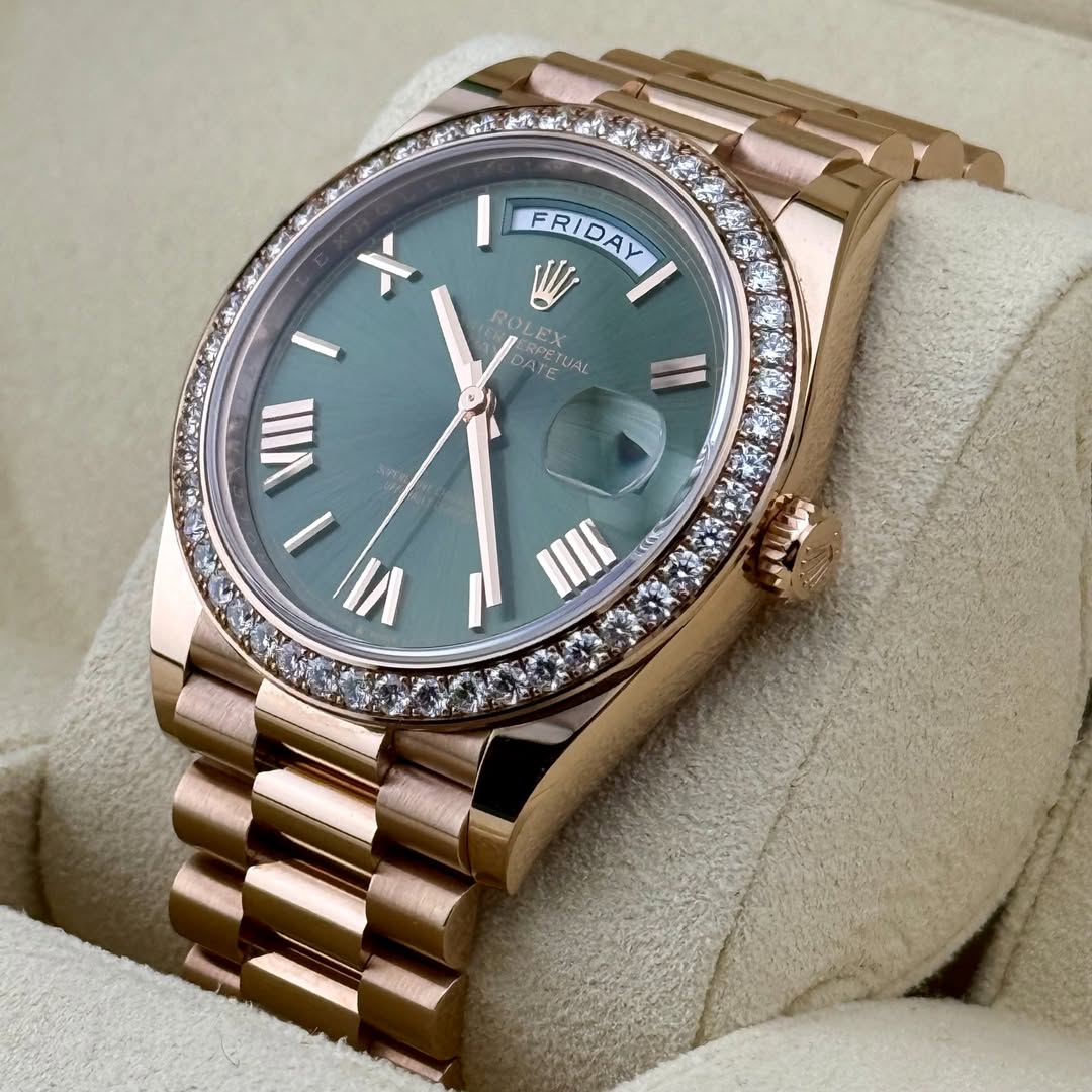 May be an image of wrist watch and text that says 'FRIDAY 亚 - ROLEX RPETUAL EX ATE RPET UAL II I 二 一 IIII'