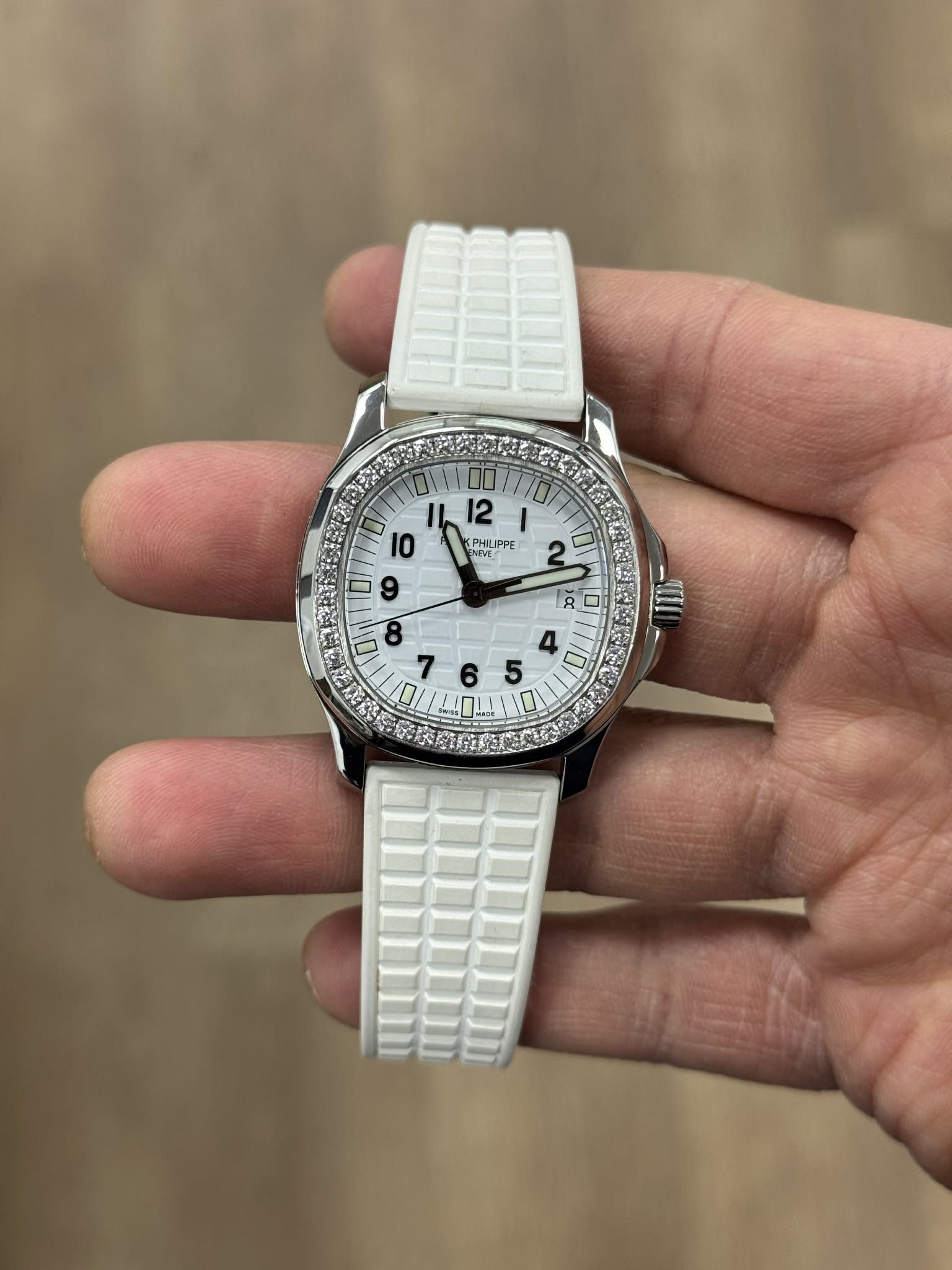 May be an image of wrist watch and text that says '00 Il 12 10 PHLI PHLIPPE ILIPPE ENPI ENPIE ር لا ቀ 1 A C 5 6 ! A'