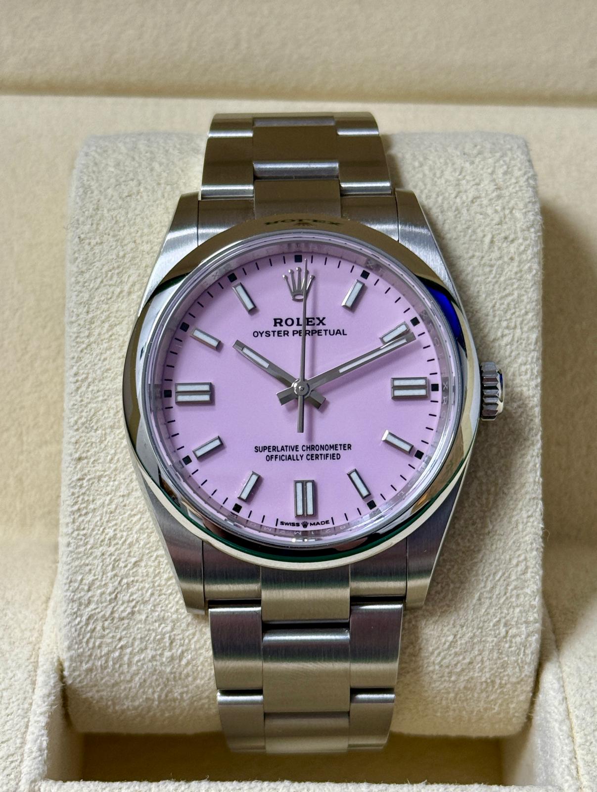 May be an image of wrist watch and text that says 'ROLEX ROLEXTUAL EX X ROL OYSTER OYSTERPERPETUAL PERPETUAL PER ETUAL I II II I SUPERLATIVE CHRONOMETE SUPERLATIVECHRONOMETER RON…