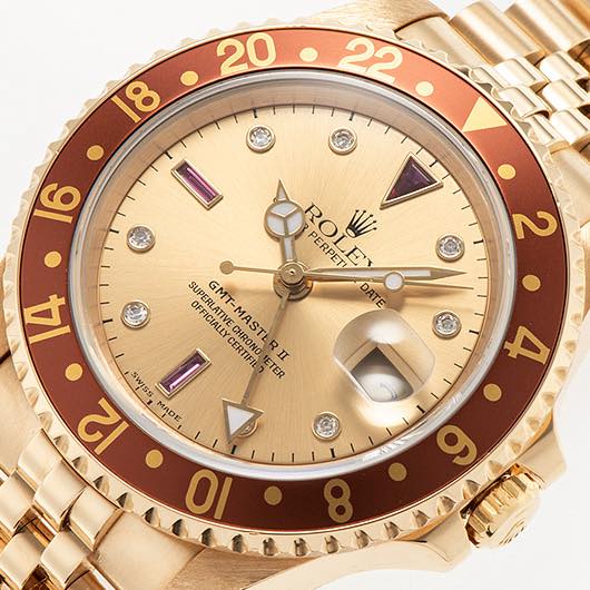 May be an image of wrist watch and text that says ' O ٧ ጎ ROLE E VI PERPETI SUPERLATIVECHRONOIETE SUPERLATIVE OFFICIALLY GMT-MASTERI GMT-MAS DATE HRONO CERTIFIE ETER u SWISS 12…