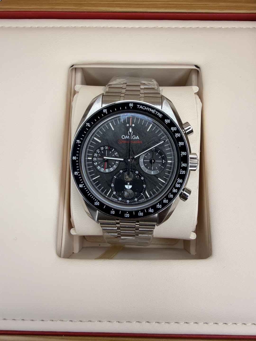 May be an image of wrist watch and text that says 'ልና I 60 TACHYMETRE METRE 500 و OM OM:GA GA 80- 6n 2 D ស្3 ٤ い ج ) 300 : o -1 250 05+ $ ดอ+ 20 28. BO 240 يعما ூ جن ح E0 8 م 20…