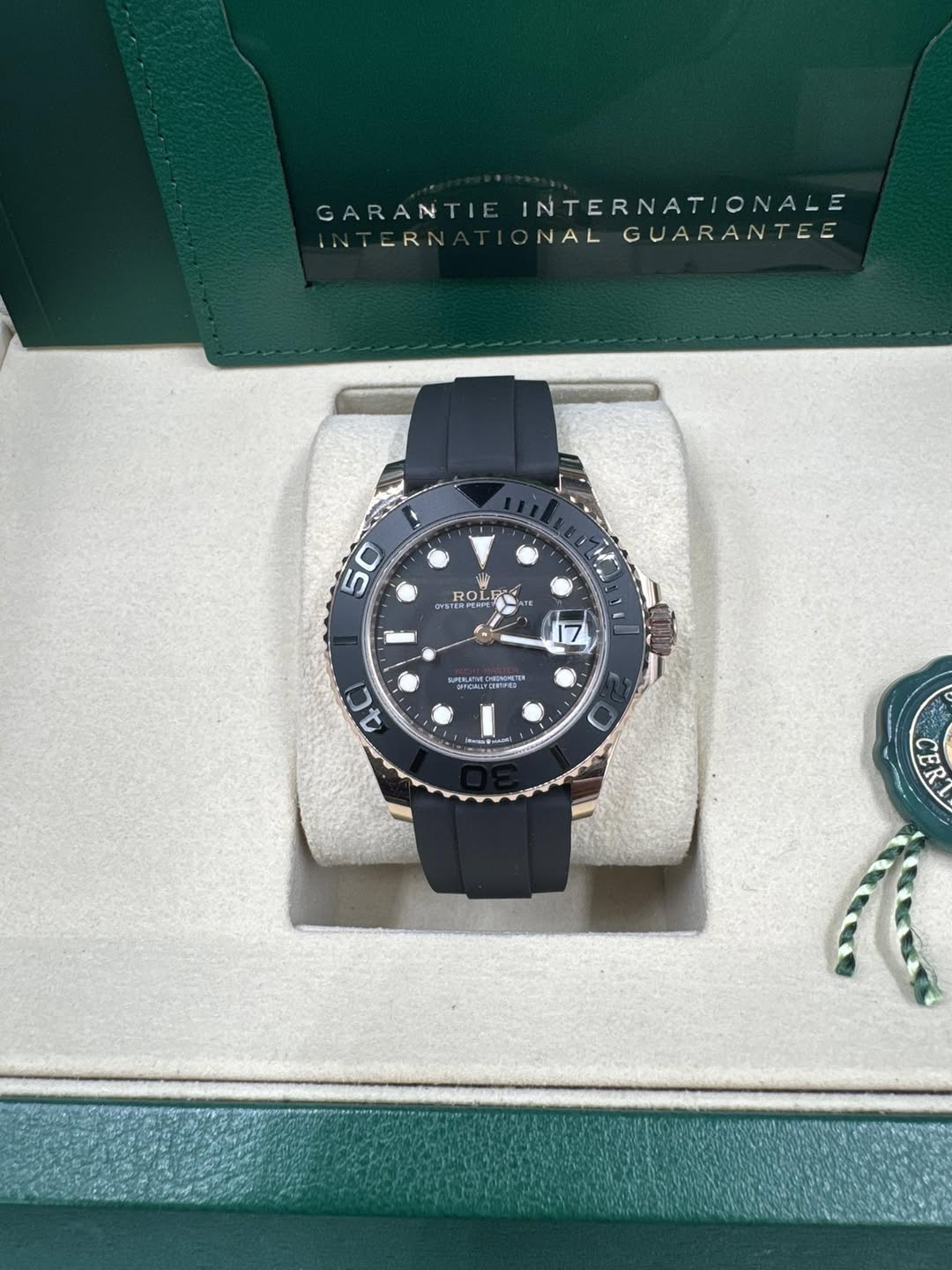 May be an image of wrist watch and text that says 'GARANTIE INTERNAT INTERNATIONALE INTERN TONAL NALGUARANTEE 50 جا 時 RO ROL A ج 7 ecNF 4C'
