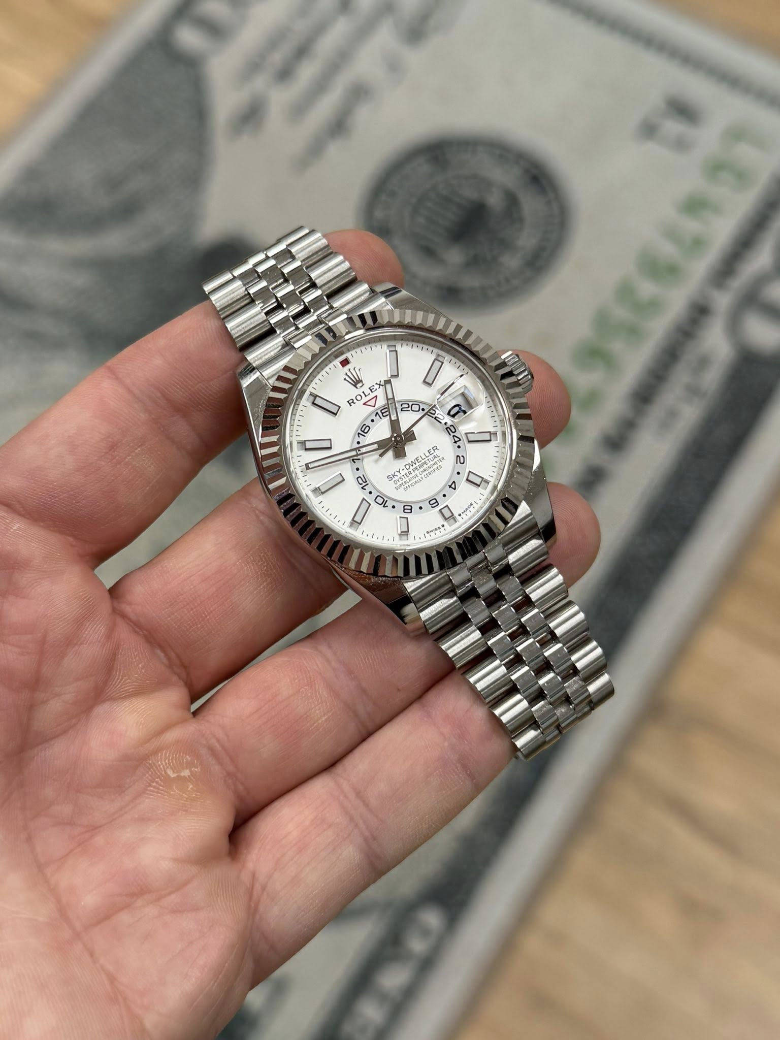 May be an image of wrist watch and text that says 'DR W ROL 16 S 20. 6 Q O 0 2 12 N ፍኑያ C 정을 ቲ 2 • C d م ် بب خ'