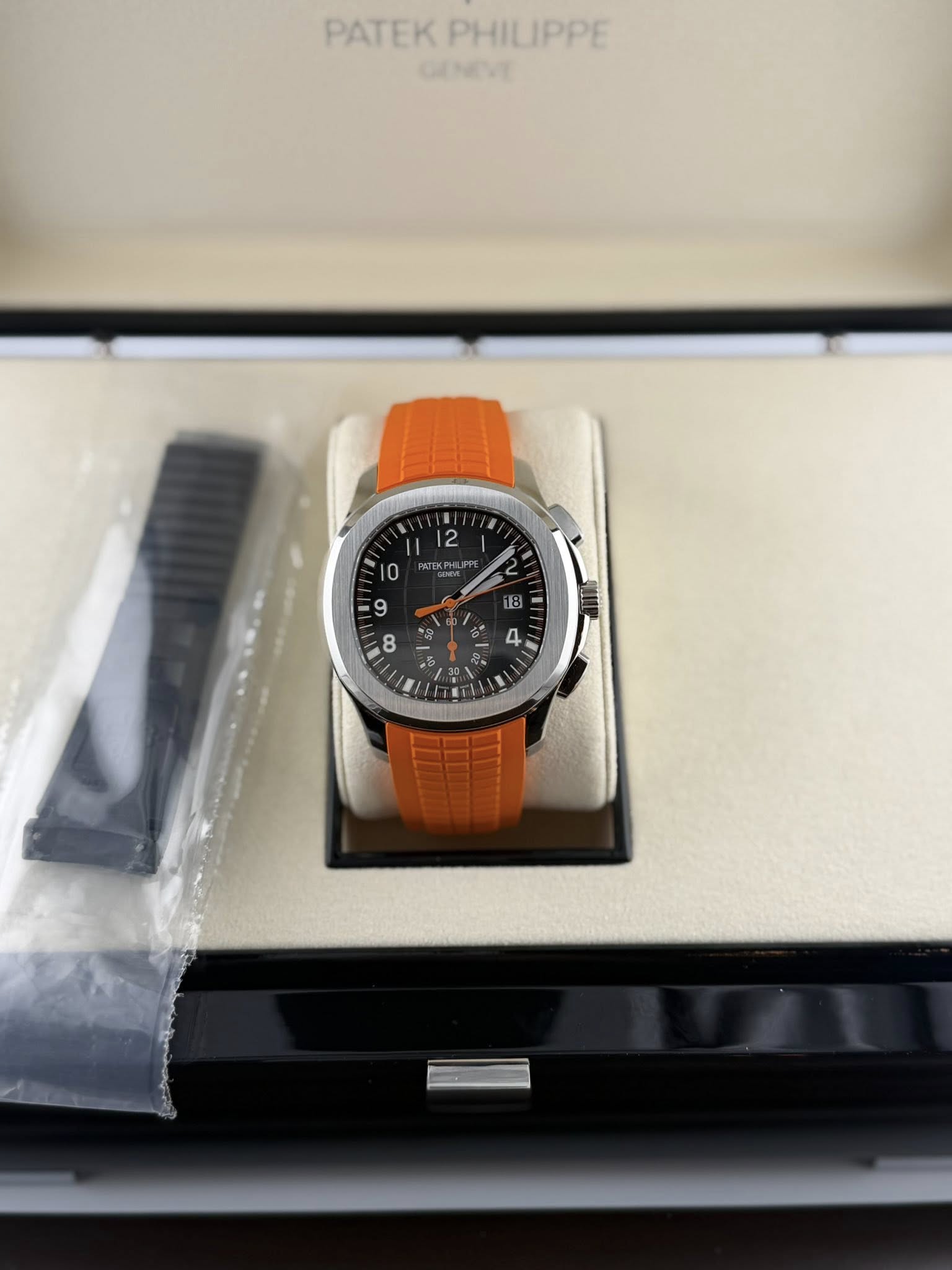 May be an image of wrist watch and text that says 'PATEK PHILIPPE GANEVET A 2 0 TEK C '