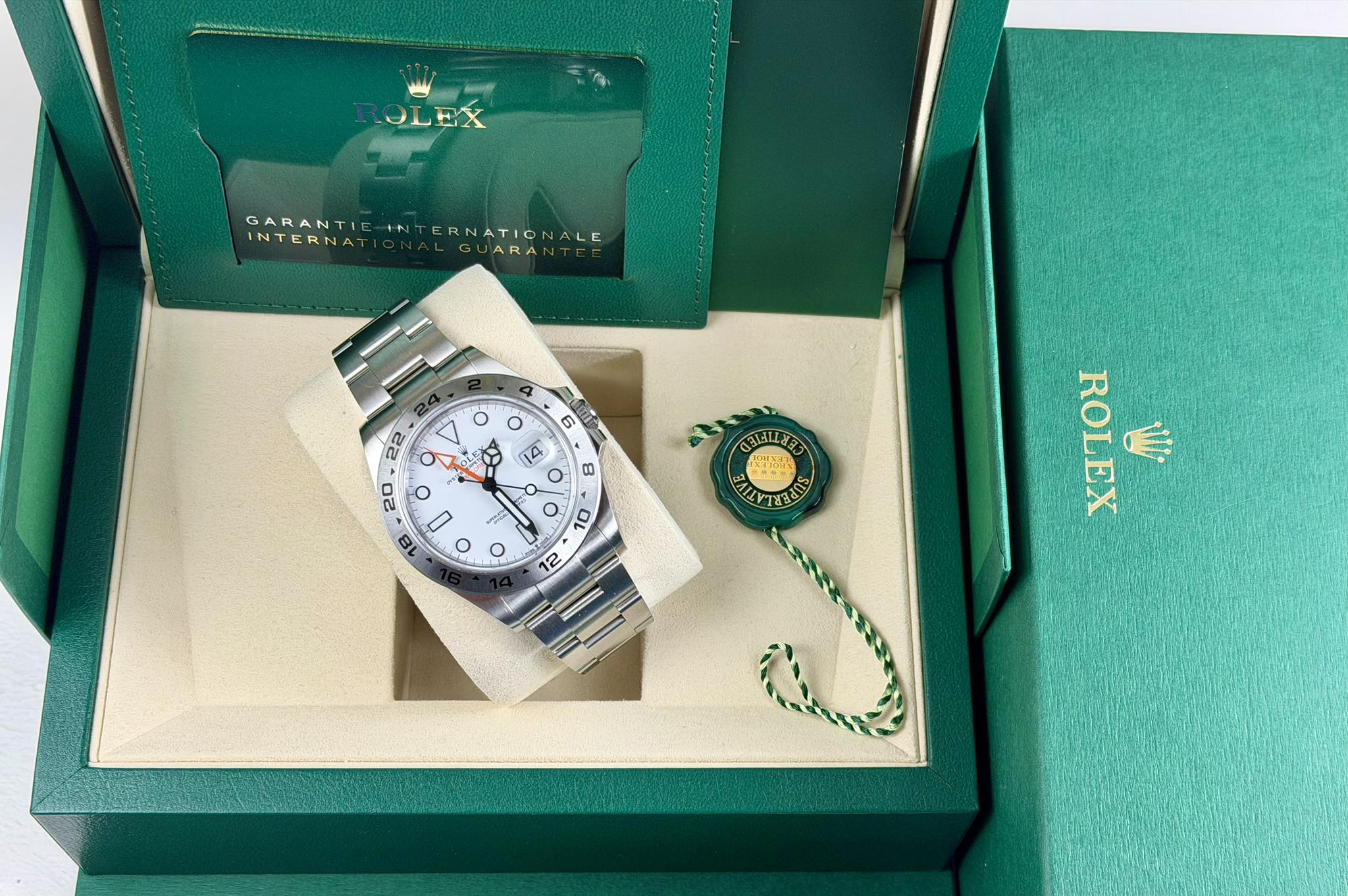 May be an image of wrist watch and text that says 'OLEX GARANTIE GARANTIEINTERNATIONALE INT NTERNATIONALE INTERNAT LGUARAN 中 C 240 O 41 o D 0 9 OL 03LT HELLERES JAIIN AILYTHRJOS…