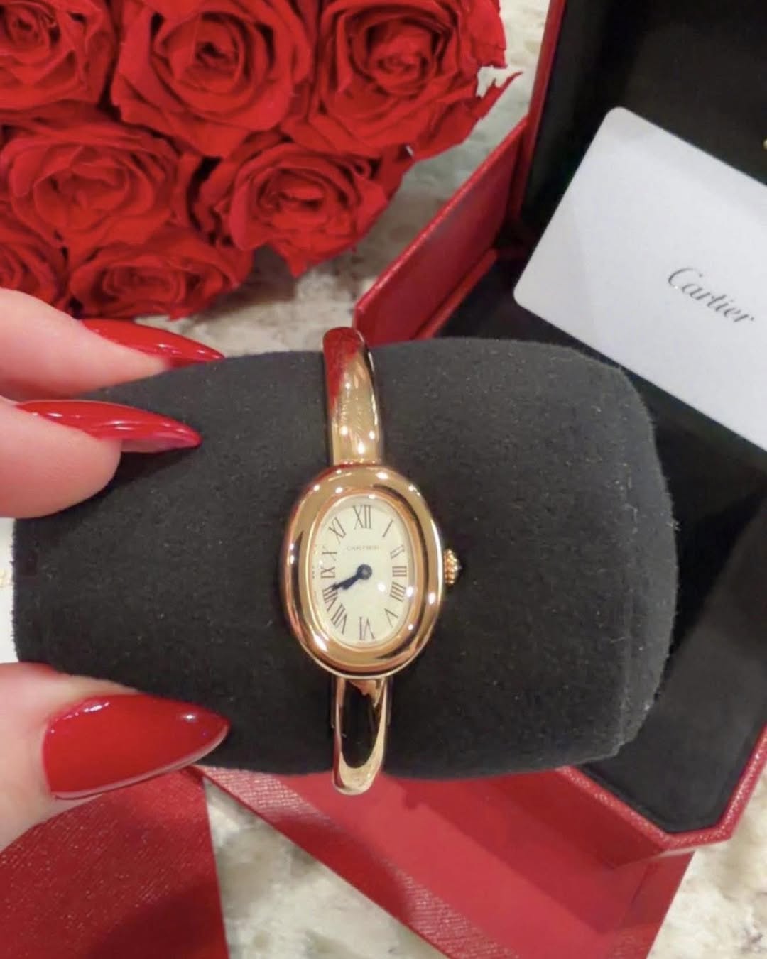 May be an image of wrist watch and text that says 'Cartier Cartier X XII - T Aersa = IN 백 小 ۱۸'