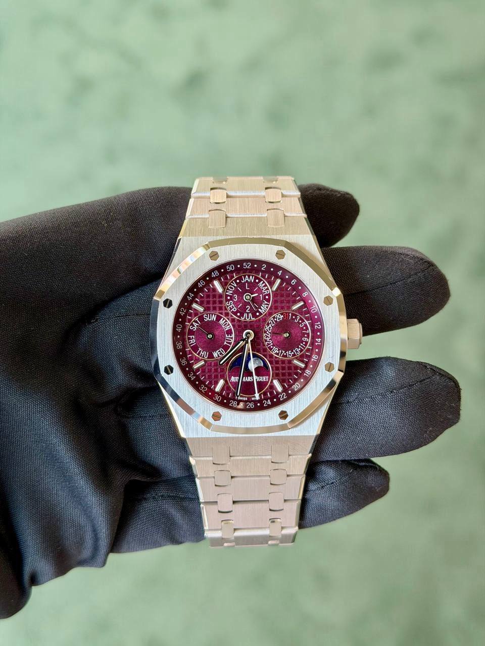May be an image of wrist watch and text that says '52 50 JAN N OV MA 1 55 SA/ SUN AЛ ប្រ 10 3 HI WED 丸曜 AAR LARS OGLET 20 Q P 4 83 6'