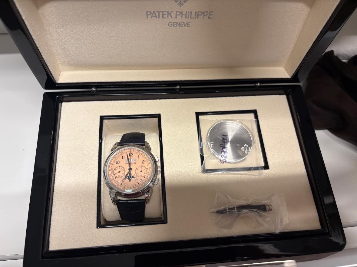 May be an image of wrist watch and text that says 'PATEK PHILIPPE GENEVE 型 12 2 m 0 ሮ ሞ LPRE 2 I P 1 7 ٣ ㅁ ٥'